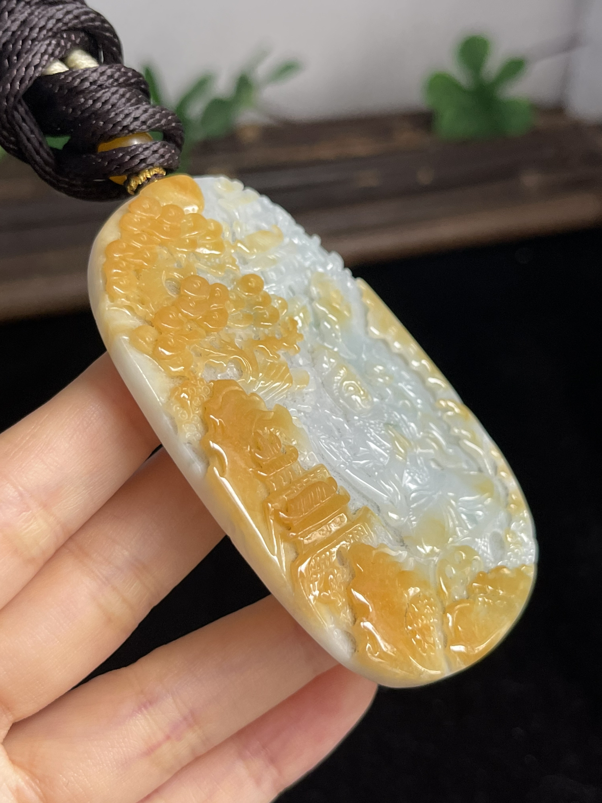 翡翠吊坠，配珠未测,褐黄色颜色成因未定