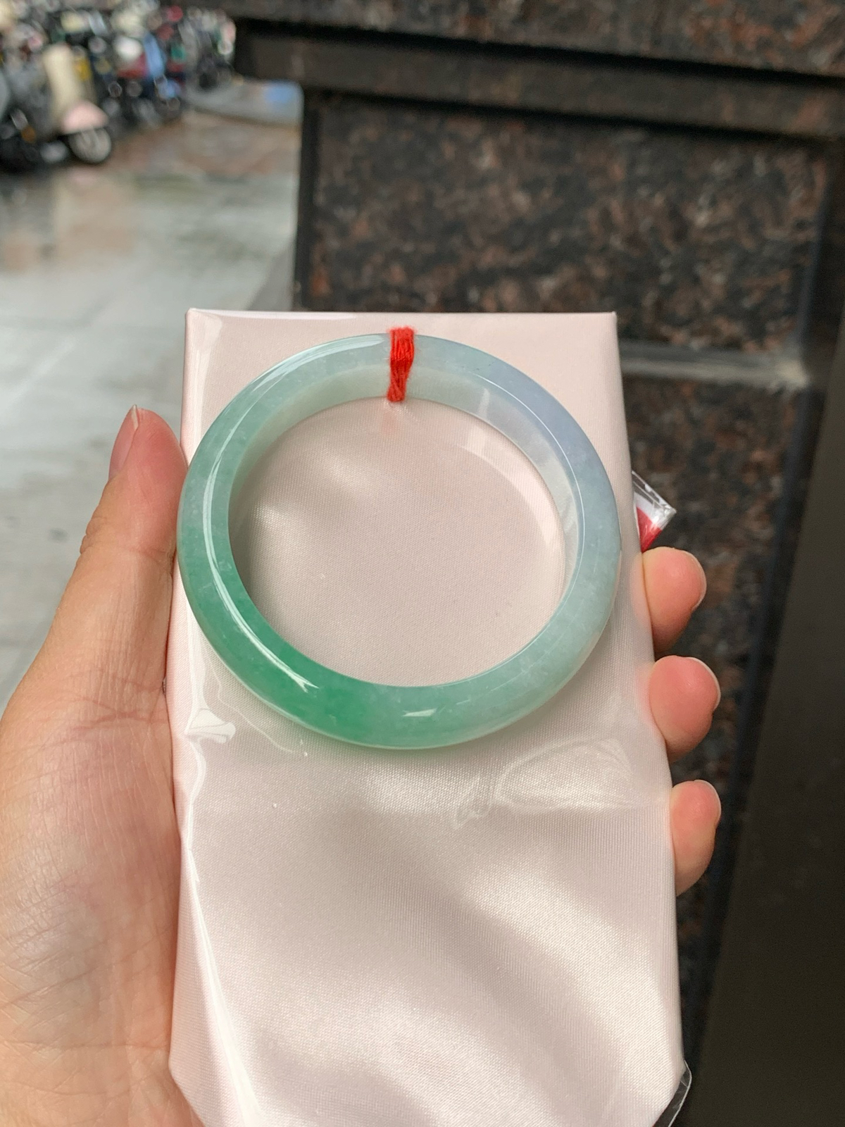 春彩正圈
54-12.2-7.8
0608-N934
打灯棉纹，一镯藏青色，紫柔翠轻扬，底子水润柔和，质感温润不挑肤。淡紫衬温婉，飘绿添灵气，不张扬的配色，自带温婉氛围感。
