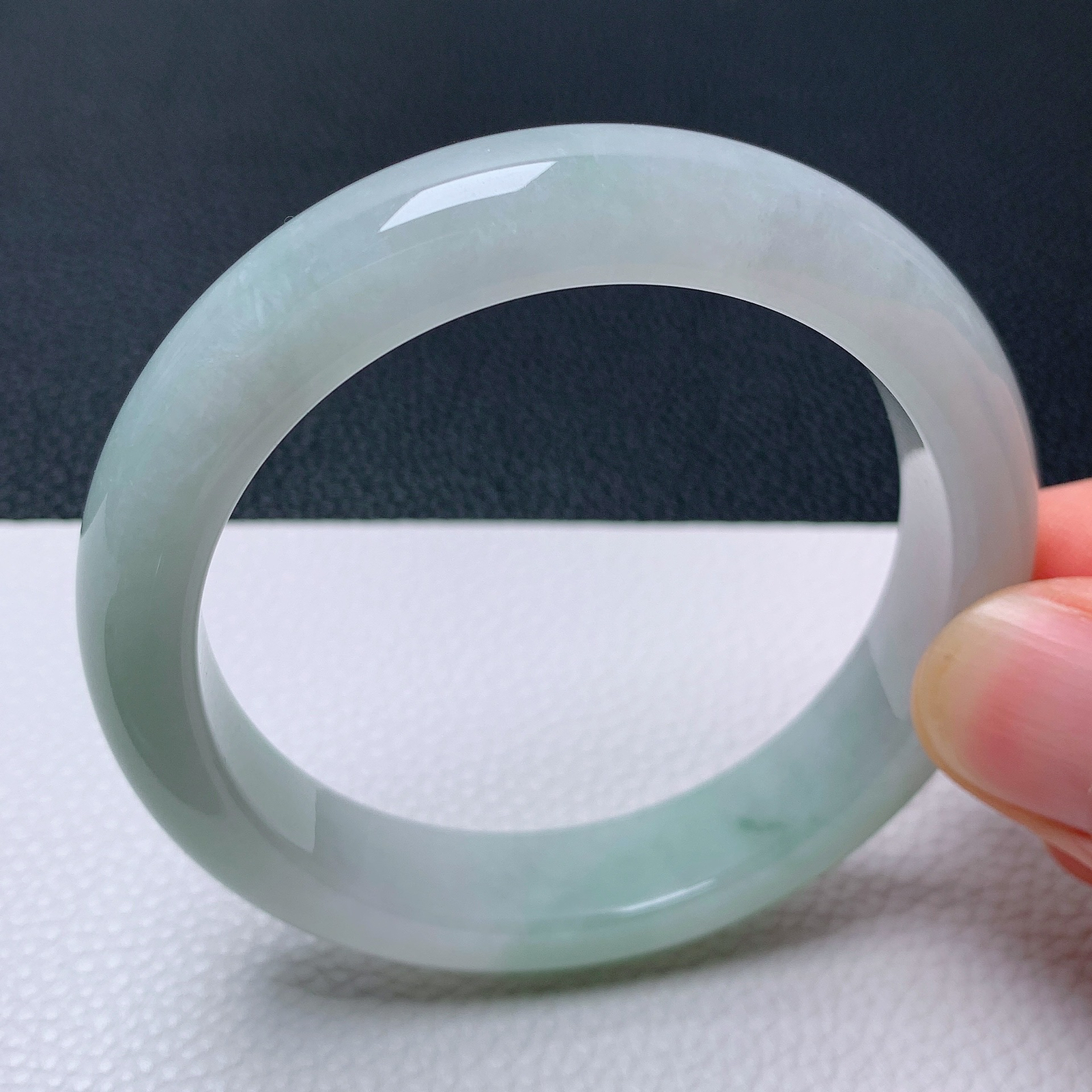 天然翡翠圈口54-55老坑飘绿手镯 玉质细腻 种水好 尺寸：55-12-8.1mm  M11