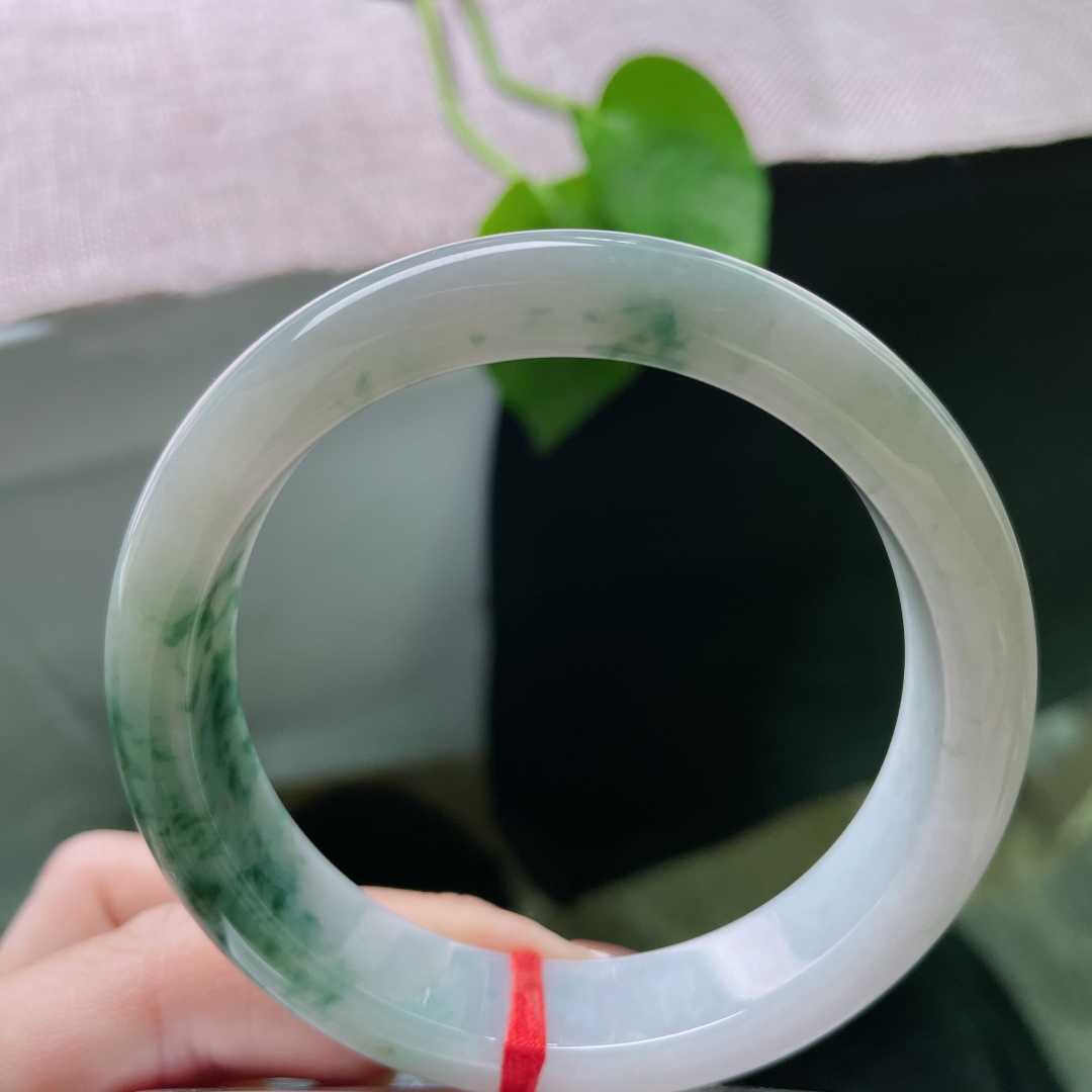 飘花正圈，水头好，质地温润细腻，玉润映晴川，镯轻绾流年。有棉线，ss51007a