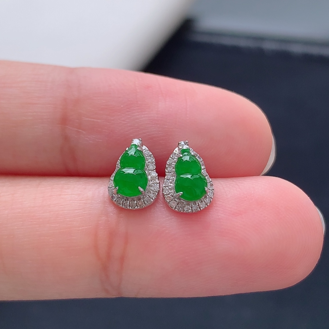 冰阳绿葫芦耳钉 莹莹青翠，种老细腻水润，佩戴优雅时尚 货号114602，6.1-3.8-1.1