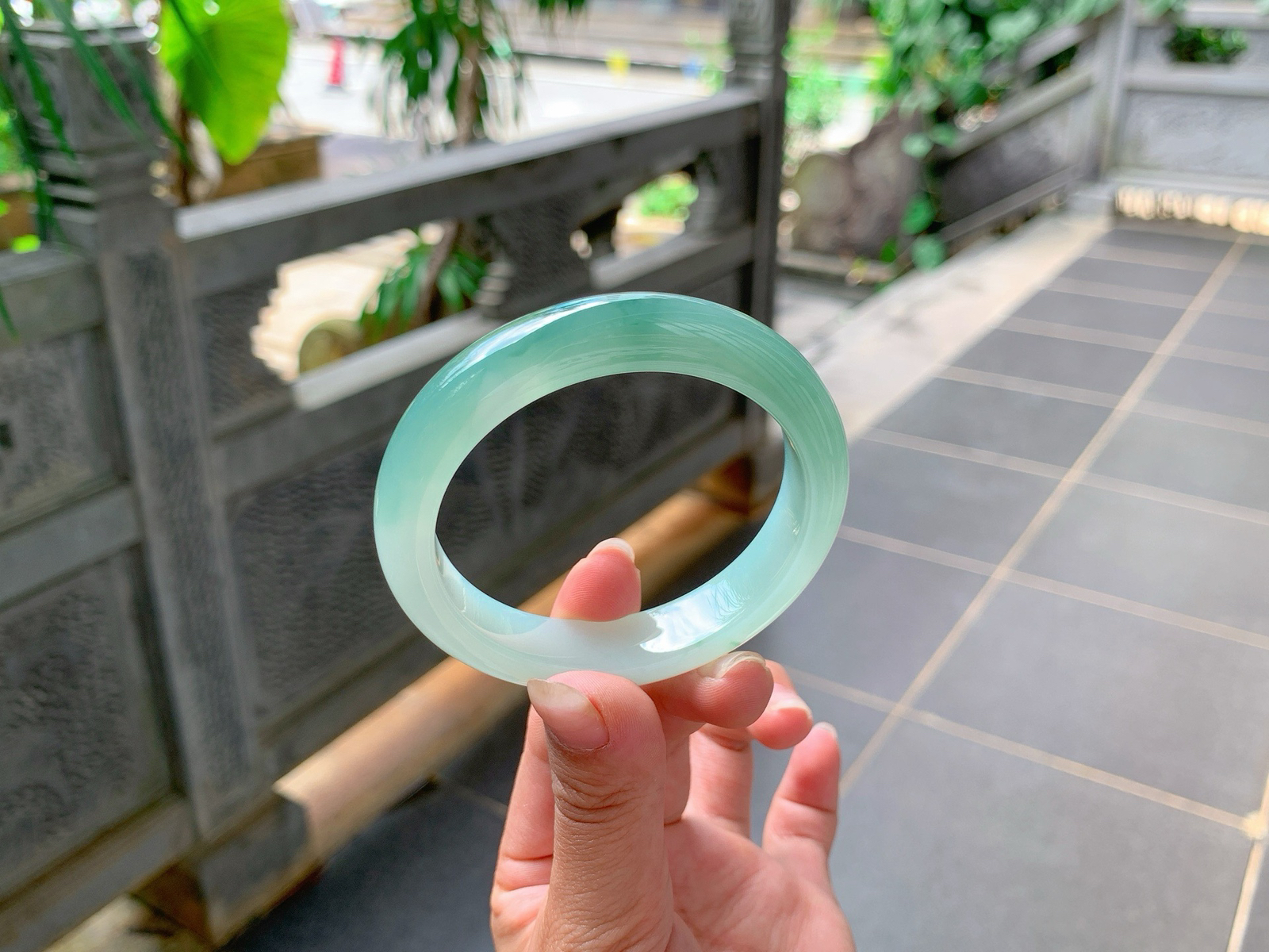 ｜54圈口
半山半水翡翠手镯，飘墨绿花，整体冰胶一体细腻柔和，清雅大方，