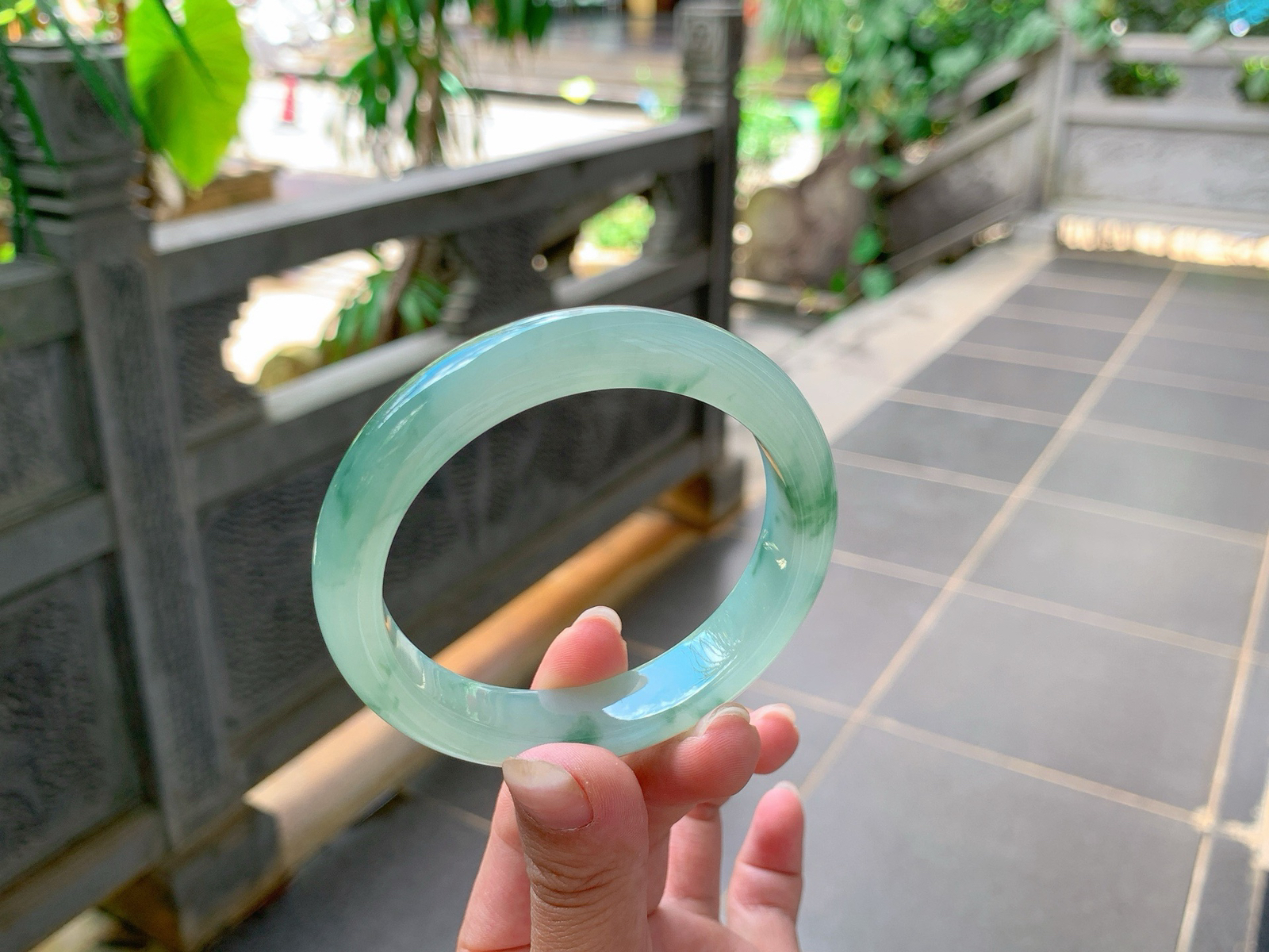 ｜56圈口
冰飘花翡翠手镯，飘绿花，花色散落飘逸灵动清新，整体冰冰润润的，