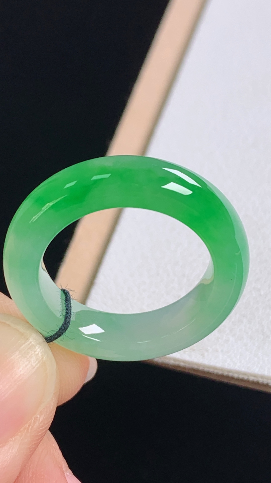 冰飘绿指环 花色灵动，水润细腻，无裂 尺寸:圈口15/17.2-5.4-4.2mm 4