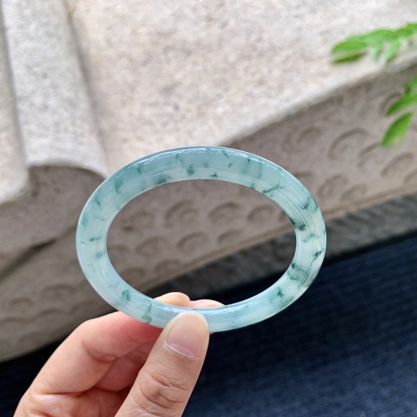 圆条53 54【圈口】54.6/7.6/8.1【编码】A1060863【描述】冰糯飘花，水润，种老，细腻，无裂