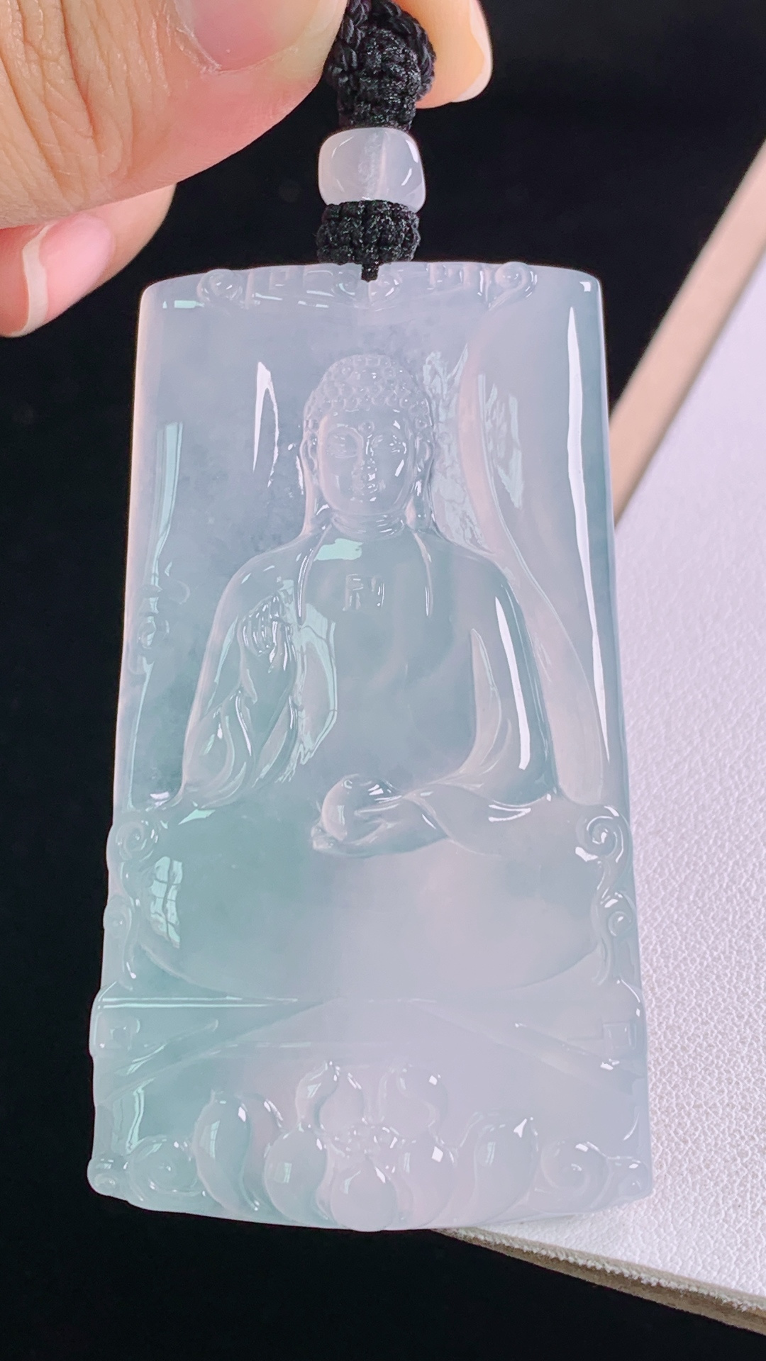 高冰大日如来 种水十足，冰透起光，无裂 尺寸:66.1-38.0-5.8mm 5
