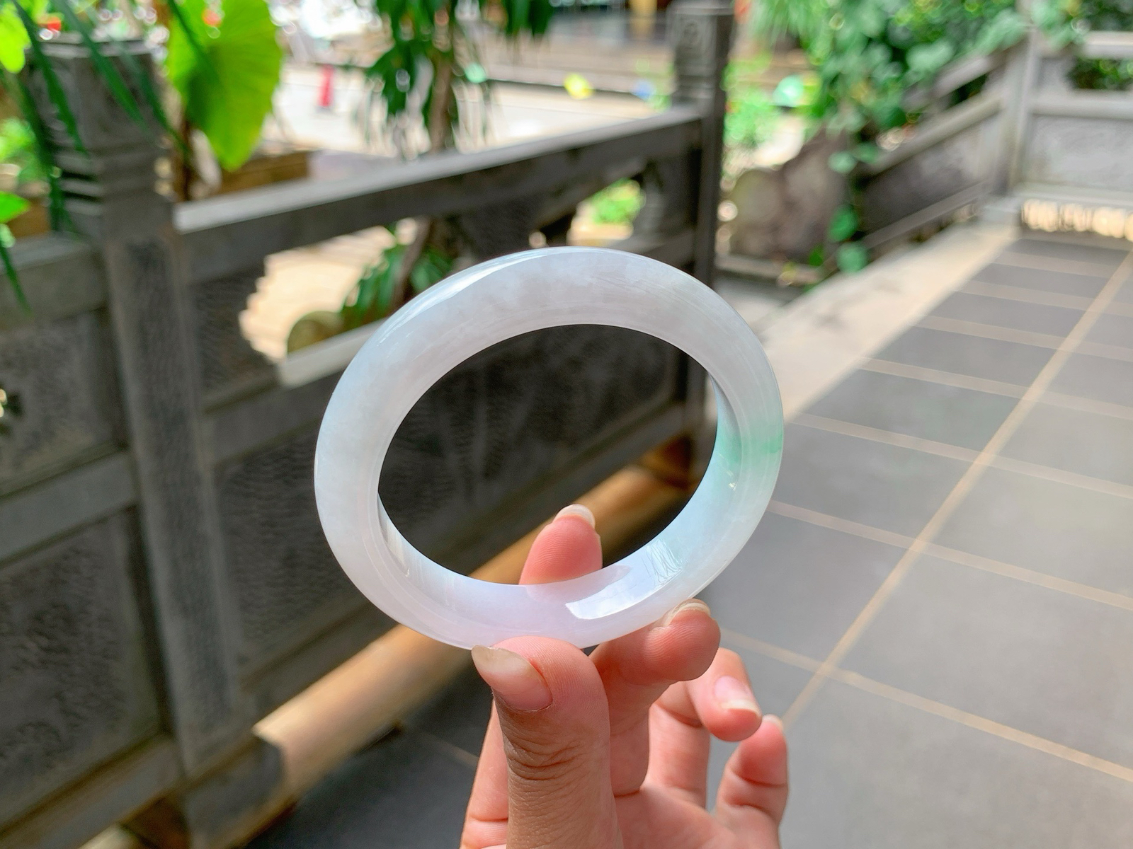 ｜56圈口
白冰，飘金丝绿，一抹绿如丝竹，笔直挺立，独出风采
