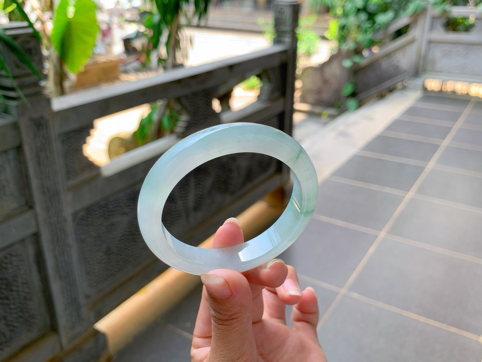 ｜56圈口
冰飘花翡翠手镯，飘绿丝丝花，轻盈飘逸胶润透体，清清甜甜的，