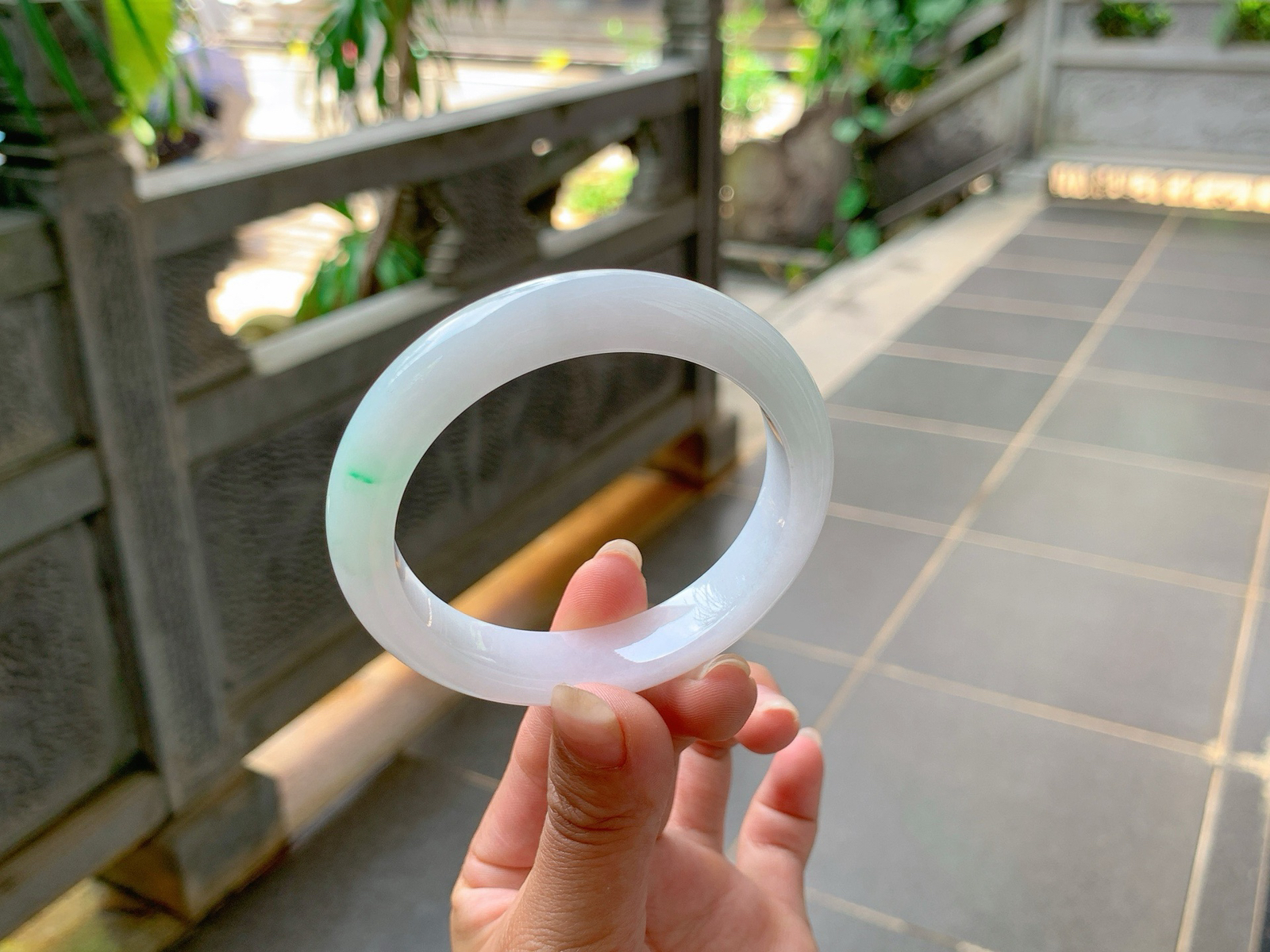 🪩｜55圈口
白底，飘金丝绿花，增添了一份灵气，端庄秀丽，