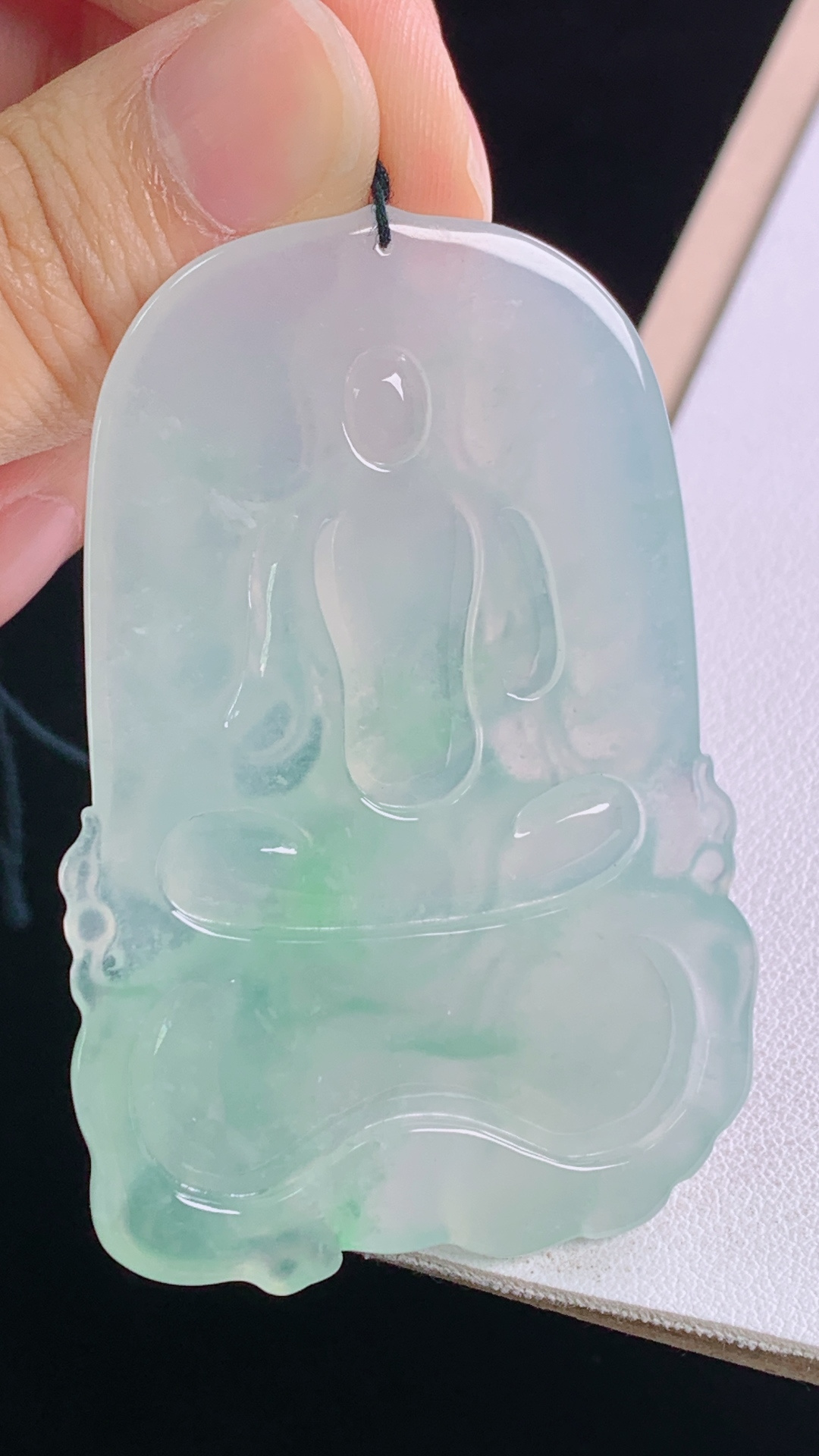 冰飘绿普贤菩萨花色灵动，雕工精湛，无裂，尺寸:62.7-41.3-5.9mm