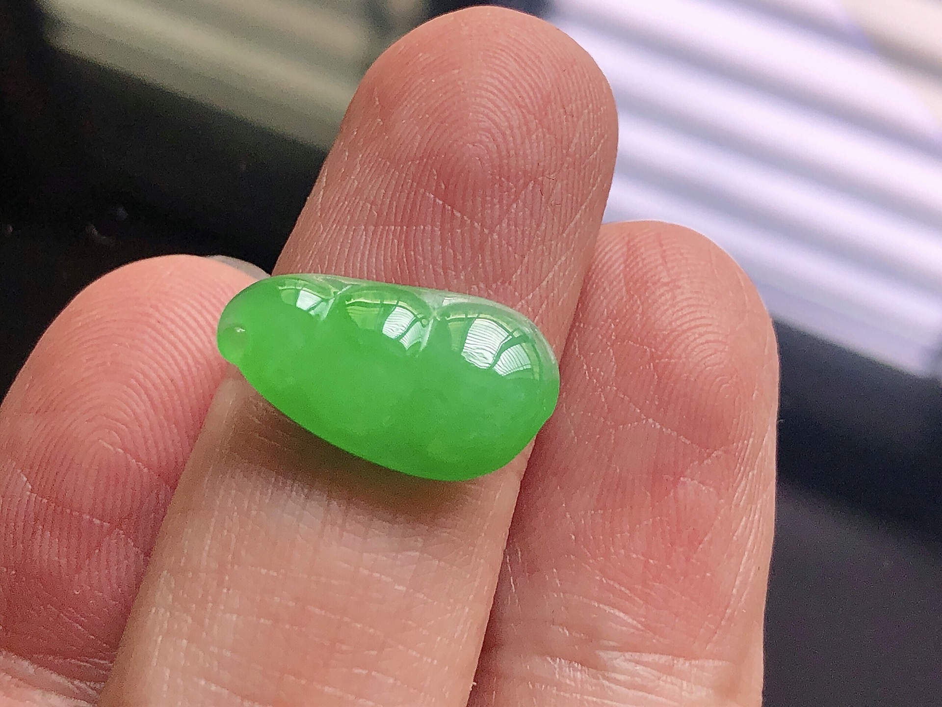 ️ 阳绿福豆， 色泽艳阳，通透水润，玉质细腻，夺目迷人，镶嵌效果，品相，无裂，尺寸17*9.7*4