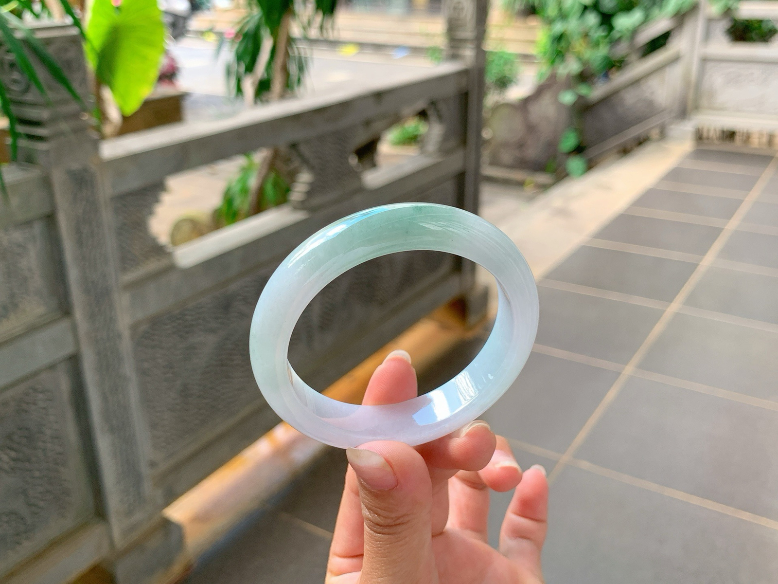 ⭐️｜54圈口
半山半水翡翠手镯，底妆细腻冰润，精润小巧，颜色清雅，带底色，