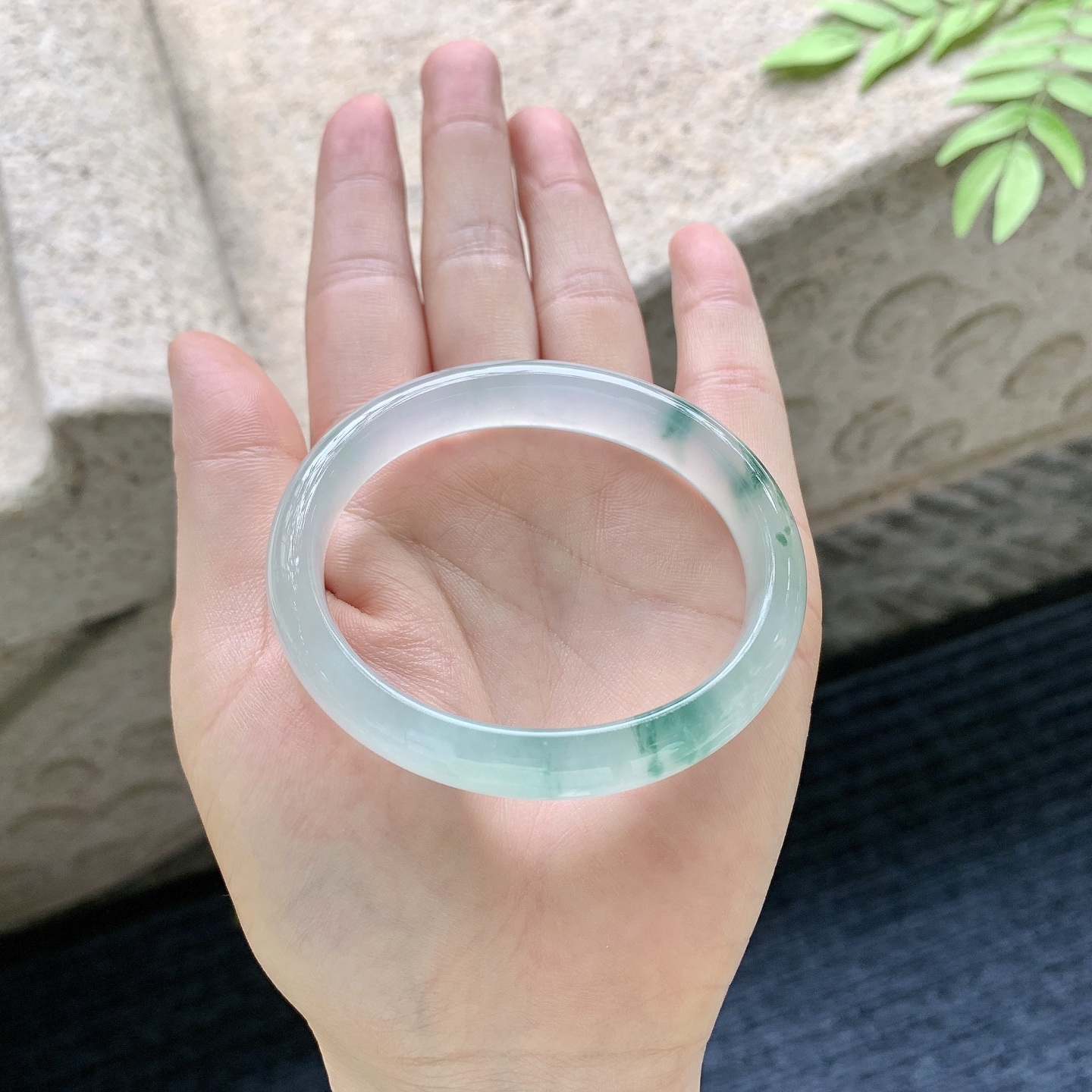 贵妃51 52 圈口54.4/45.2/12.2/7.5 编码GJ060752 冰种飘花，清透，水润