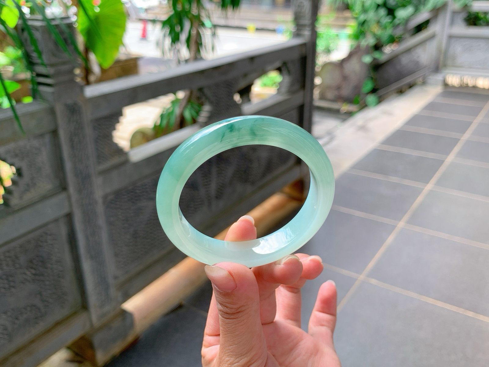 ｜54圈口
半山半水翡翠手镯，飘墨绿花，整体冰胶一体细腻柔和，清雅大方，