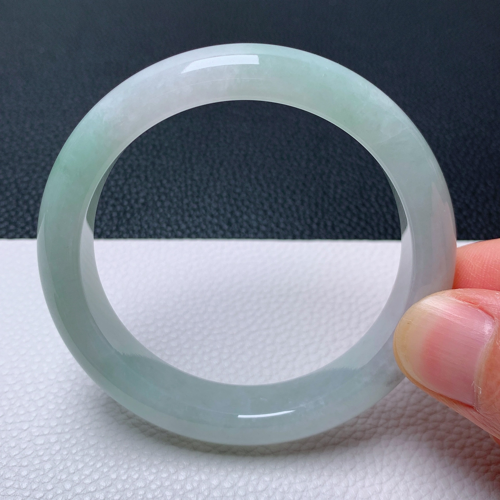 天然翡翠圈口54-55老坑飘绿手镯 玉质细腻 种水好 尺寸：55-12-8.1mm  M11