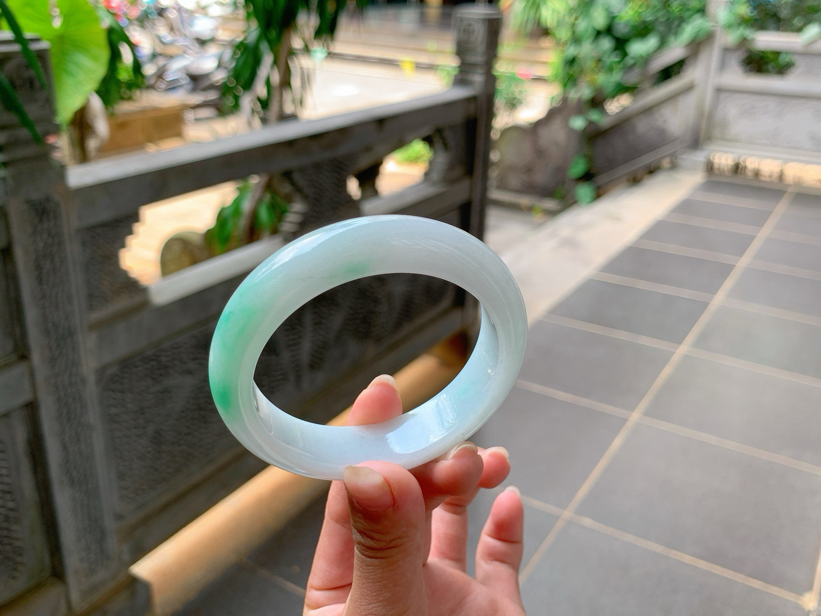｜57圈口
白底青，飘阳绿花，花朵大气清新，低调不张扬，整体温润细腻