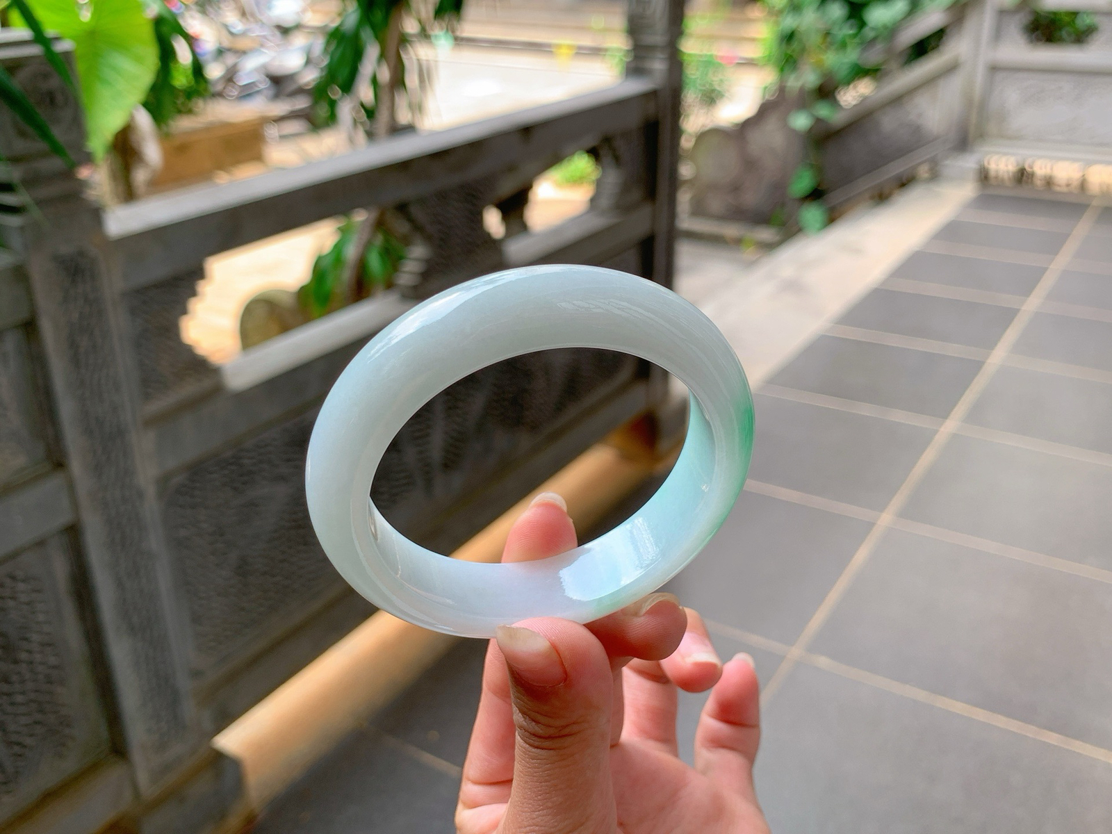 ｜57圈口
白底青，飘阳绿花，花朵大气清新，低调不张扬，整体温润细腻