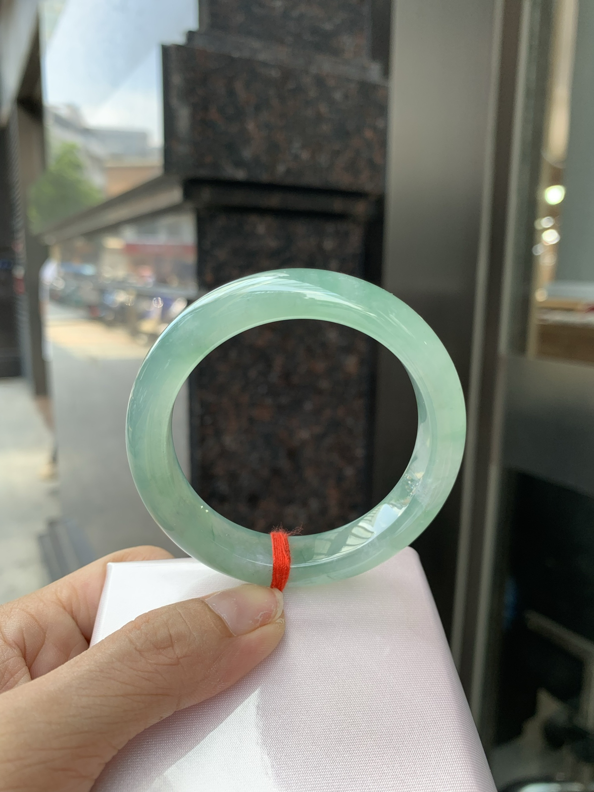 晴底飘花正圈
53.1-8.3-11.7底妆冰润，晴底飘花，独特且直观的美，它的冰透细腻质地，成就了两种风格融合下最原始神秘气质～