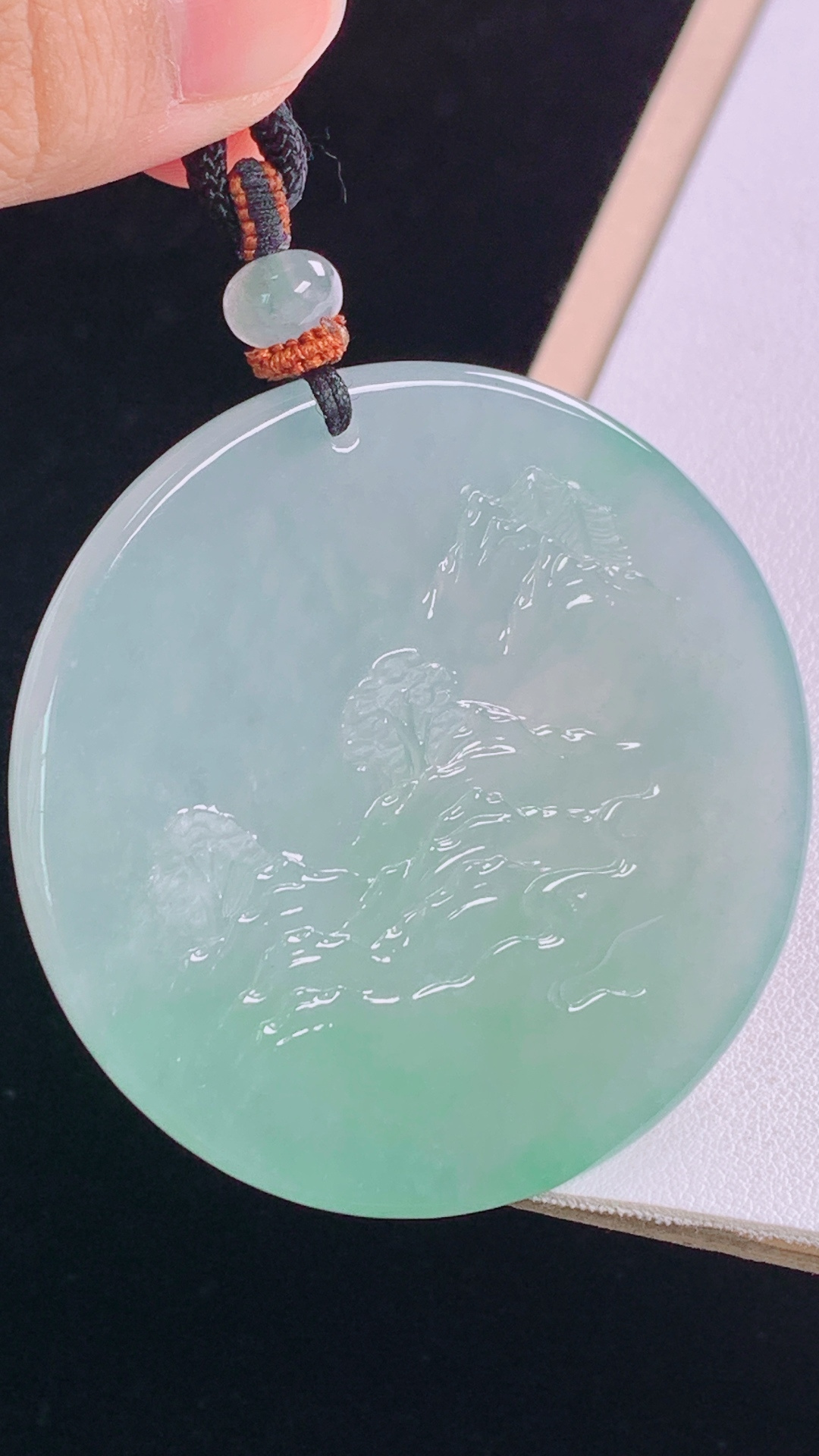 冰晴山水牌 水润清爽，雕工精湛，无裂 尺寸:54.6-5.7mm
