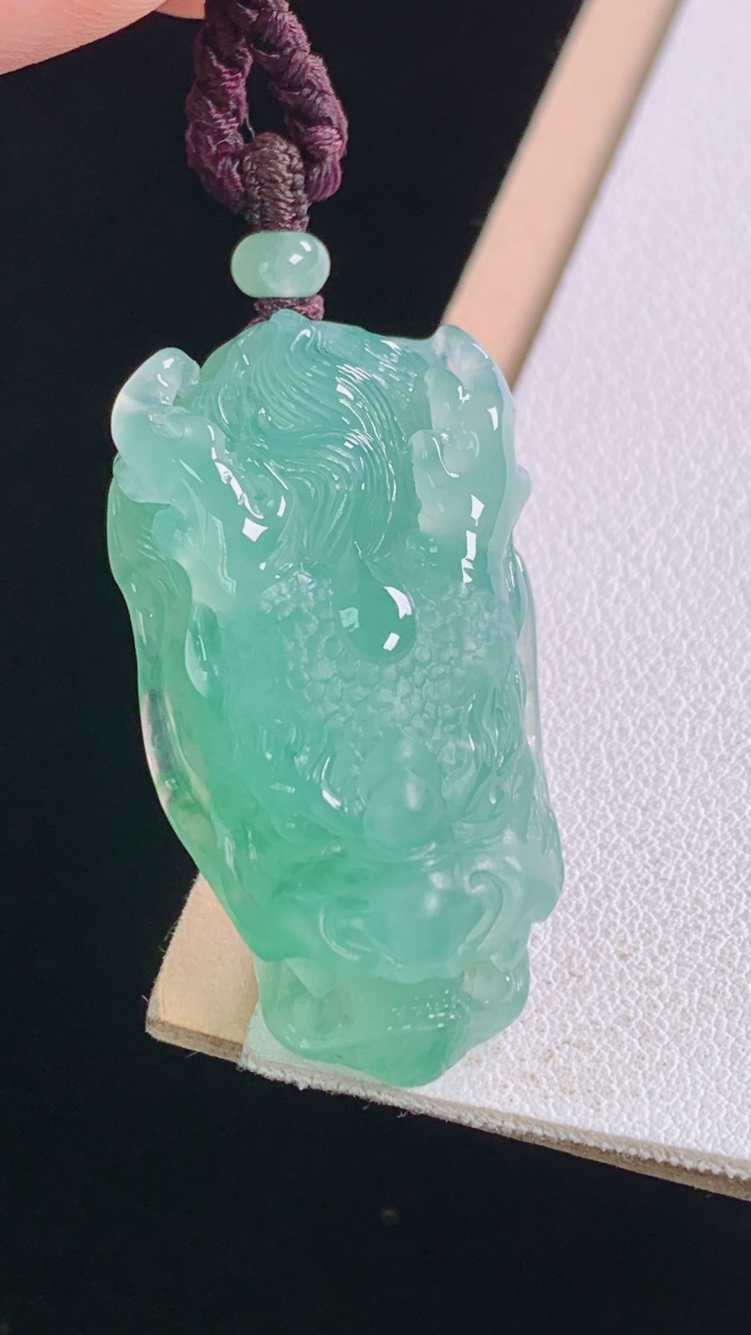 冰蓝龙牌 种色兼备，雕工精细，霸气，无裂 尺寸:36.6-19.6-12.0mm