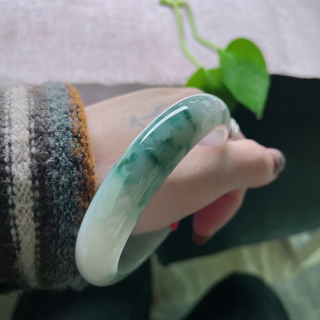 飘花正圈，水头好，质地温润细腻，玉润映晴川，镯轻绾流年。有棉线，ss51007a