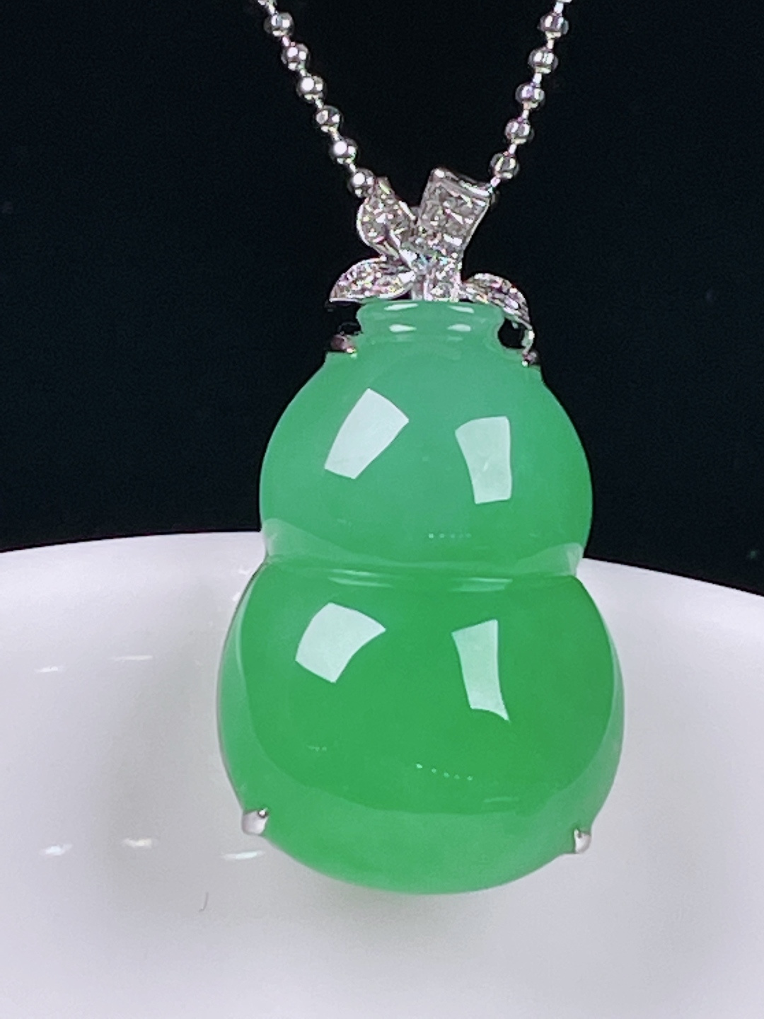 ️阳绿葫芦，老种起光，细底通透，尺寸：28.2/15.5/8.4mm0607