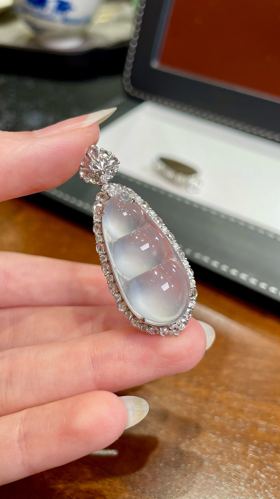 

茅台白玻璃冰福豆吊坠 · 轻奢高品质美物

18K · 整：43.7*17.8*13.8mm
