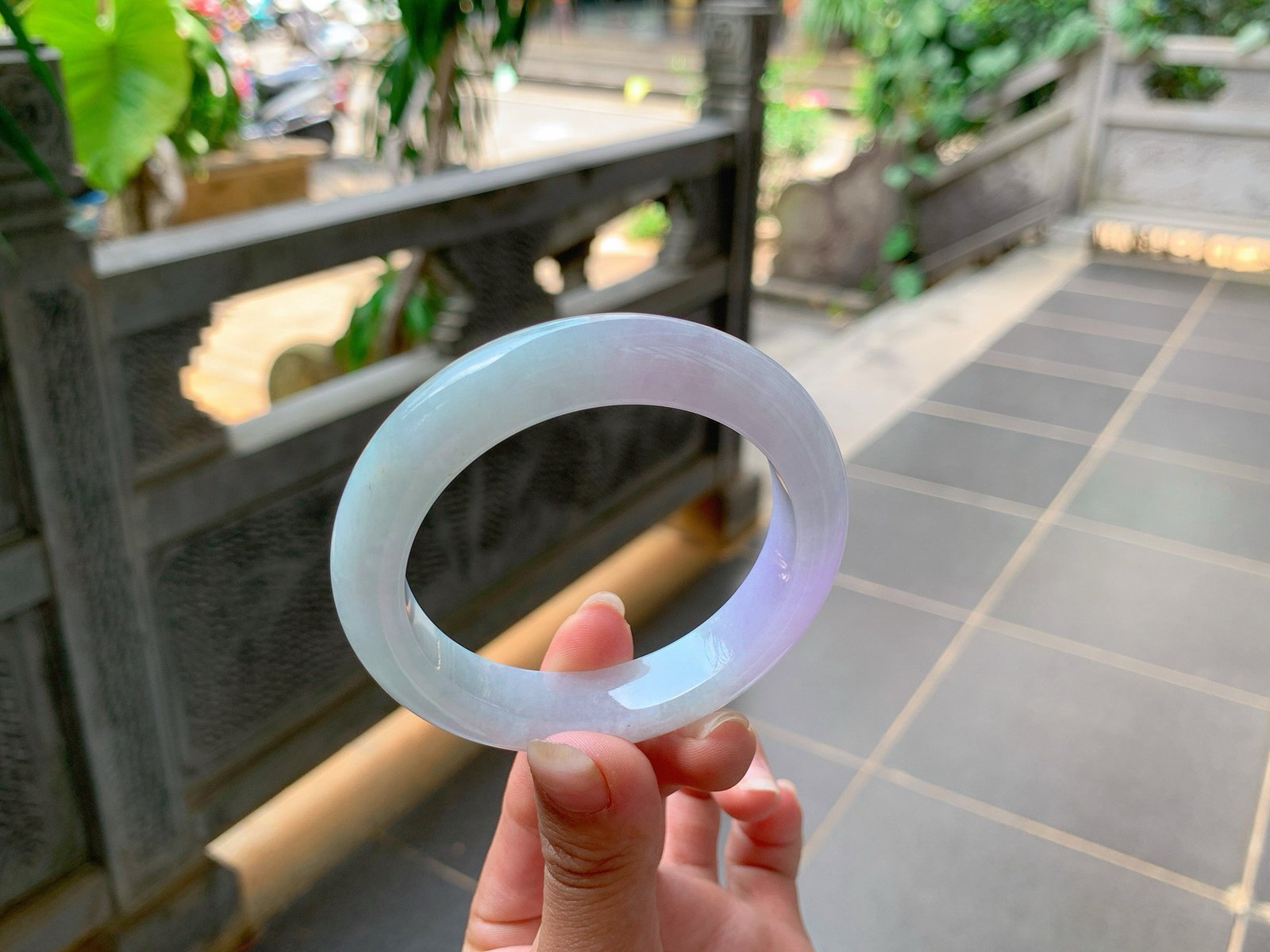 ｜55圈口
冰粉春，颜色粉粉的特别的仙女，交杂着一点青绿色，非常有青春洋溢的感觉，有点纹不影响佩戴，
