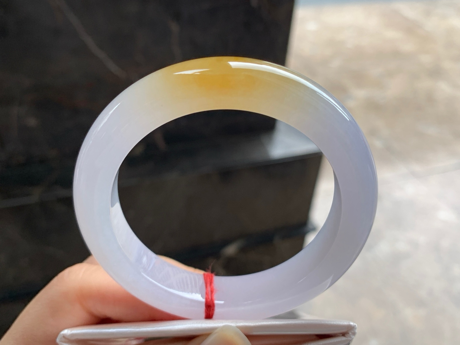 55.5-12.2-9.6
黄翡手镯^_^玉质温润