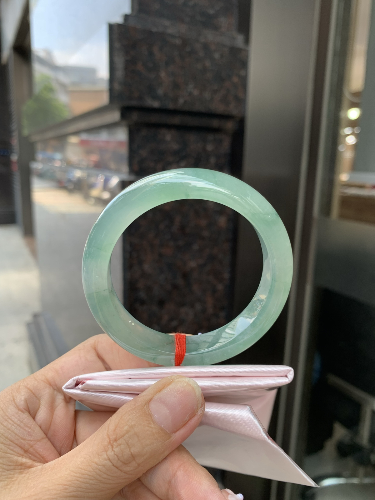 晴底飘花正圈
53.1-8.3-11.7底妆冰润，晴底飘花，独特且直观的美，它的冰透细腻质地，成就了两种风格融合下最原始神秘气质～