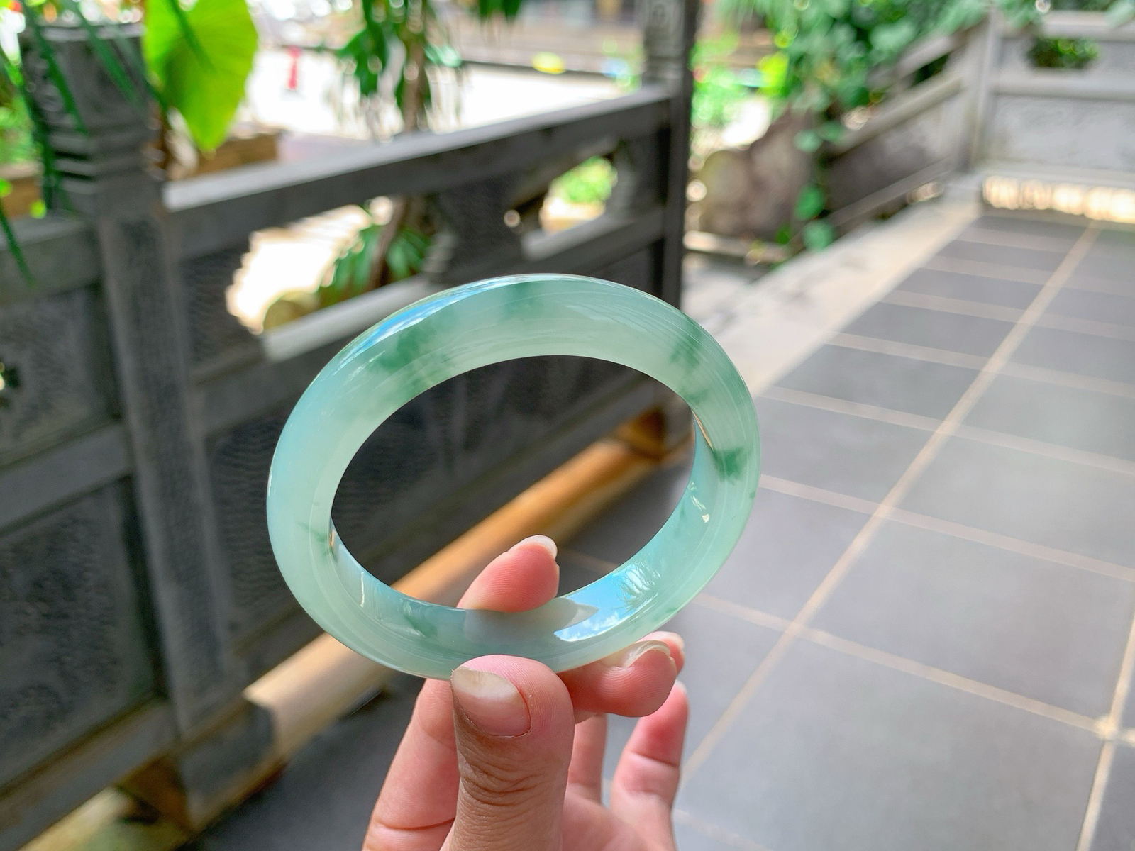 ｜56圈口
冰飘花翡翠手镯，飘绿花，花色散落飘逸灵动清新，整体冰冰润润的，
