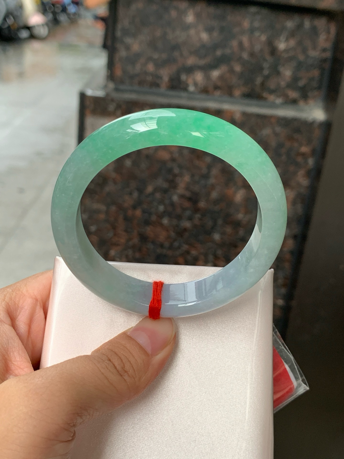 春彩正圈
54-12.2-7.8
0608-N934
打灯棉纹，一镯藏青色，紫柔翠轻扬，底子水润柔和，质感温润不挑肤。淡紫衬温婉，飘绿添灵气，不张扬的配色，自带温婉氛围感。