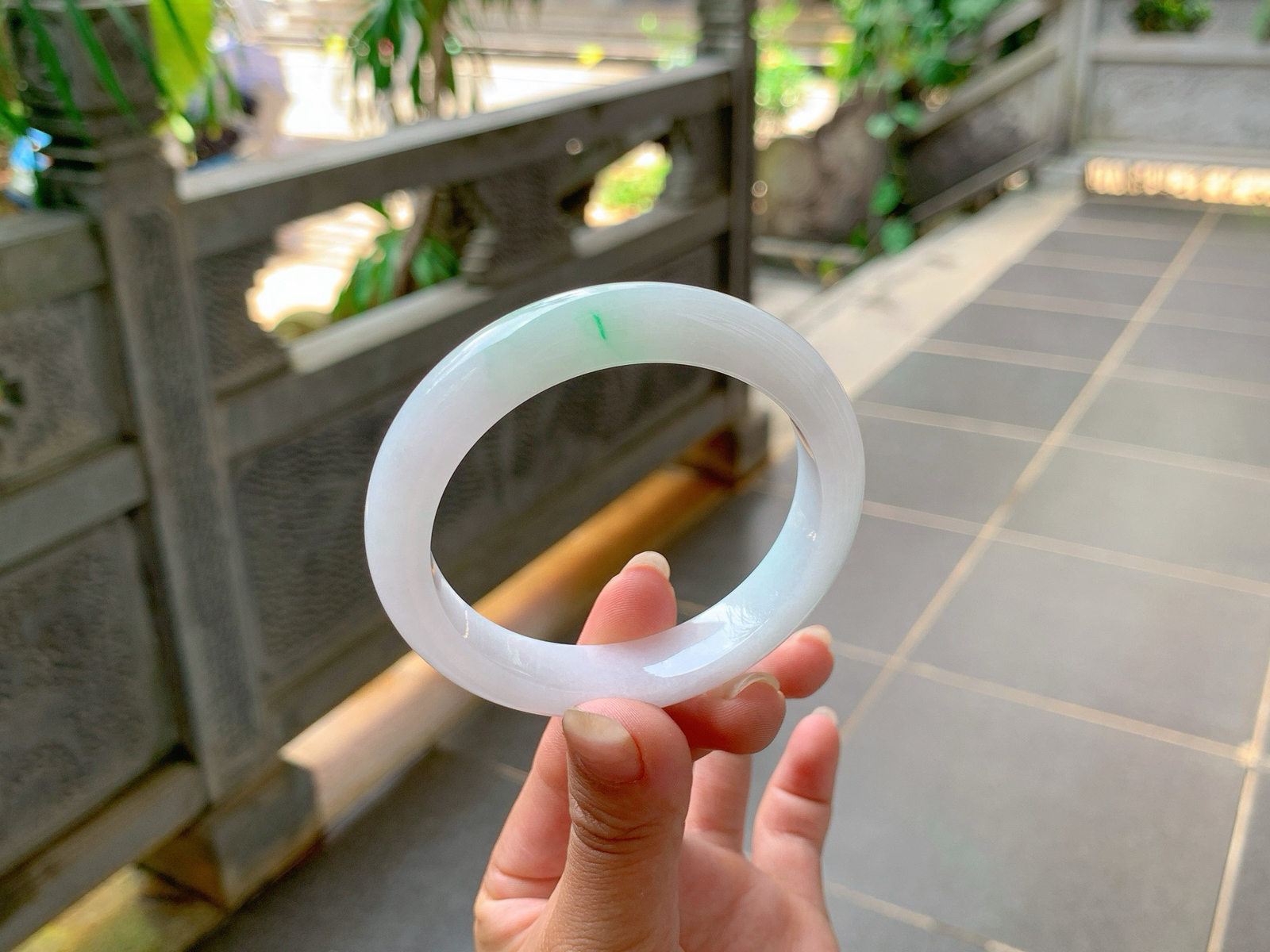 🪩｜55圈口
白底，飘金丝绿花，增添了一份灵气，端庄秀丽，