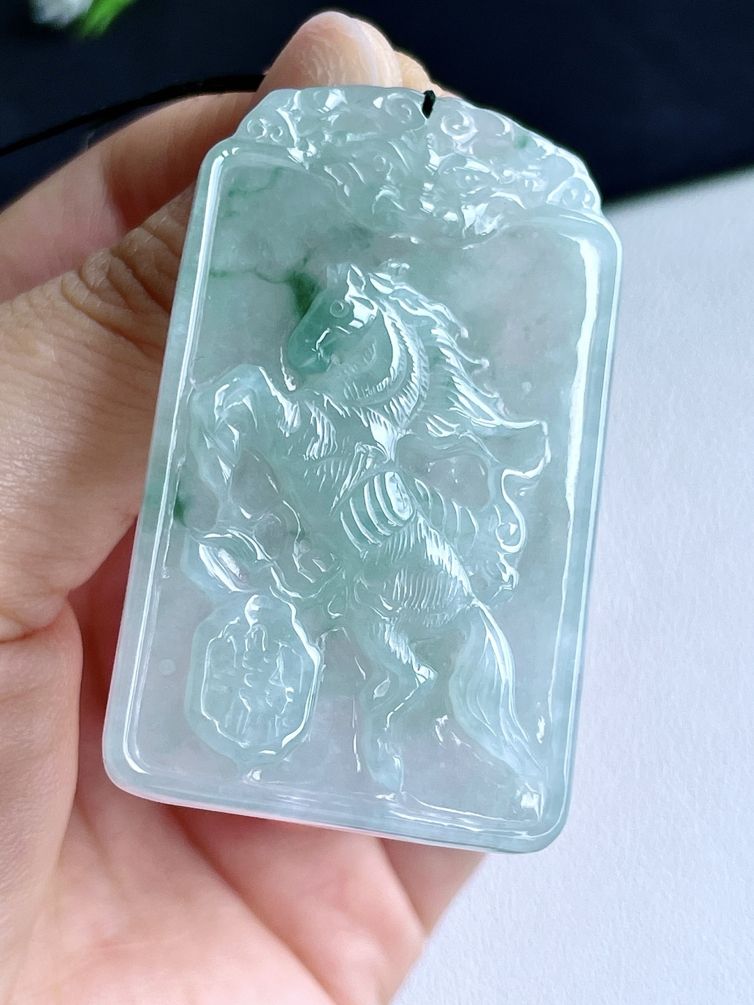 冰飘绿花生肖马牌吊坠 说明 缅料 无裂 性比高 飘花 尺寸 52.5-31.5-6 重量 23克