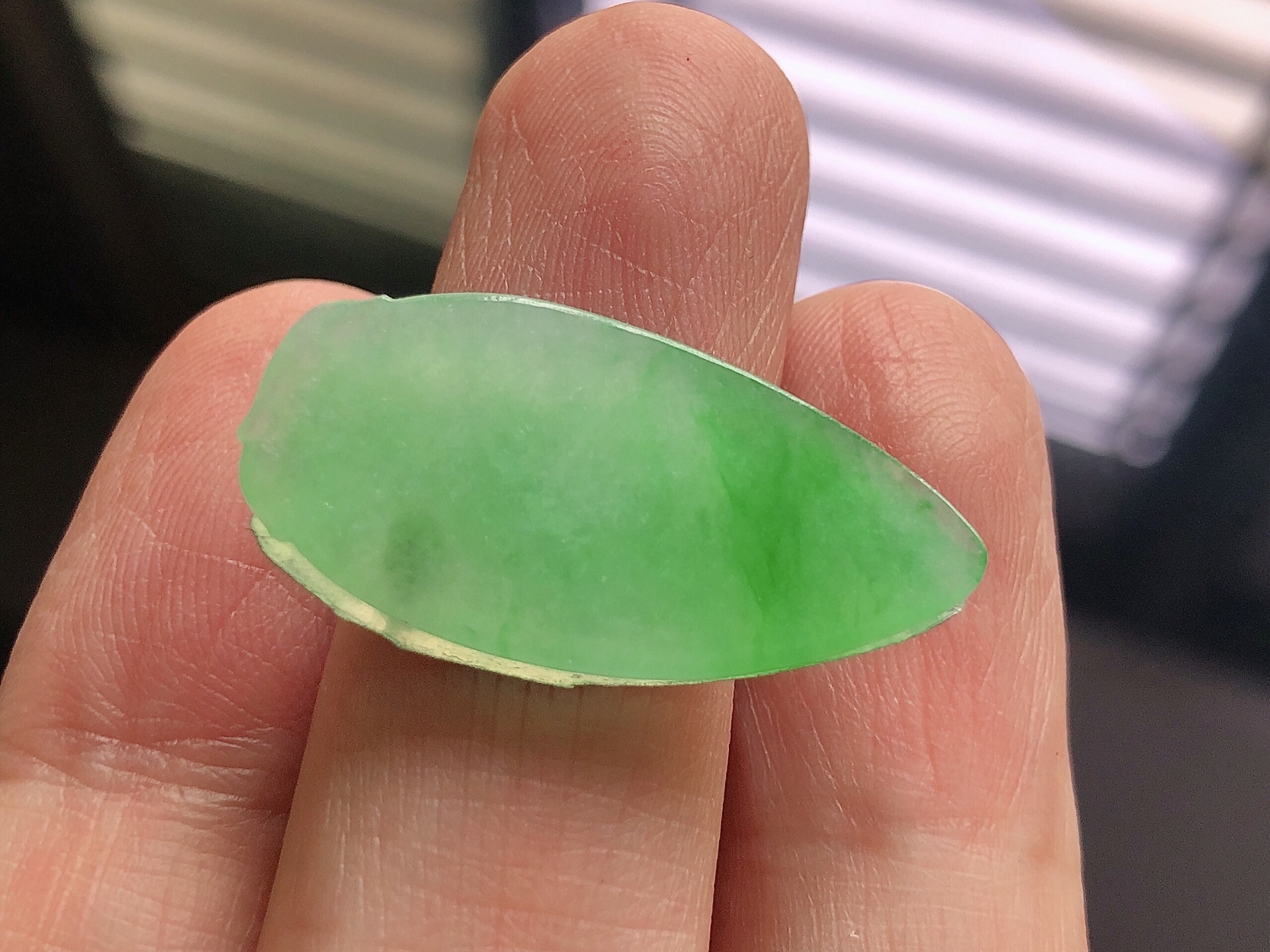️ 冰种阳绿福瓜，色泽艳阳，通透水润，玉质细腻，夺目迷人，镶嵌效果，品相，无裂，尺寸28.8*14.5*3.2