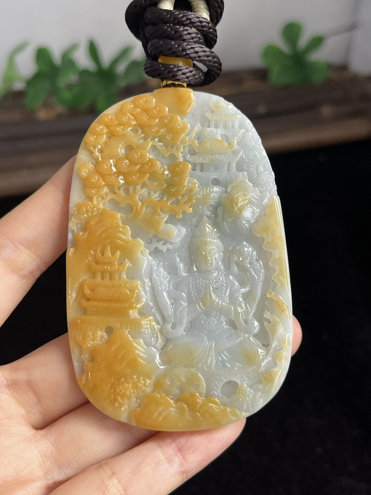 翡翠吊坠，配珠未测,褐黄色颜色成因未定