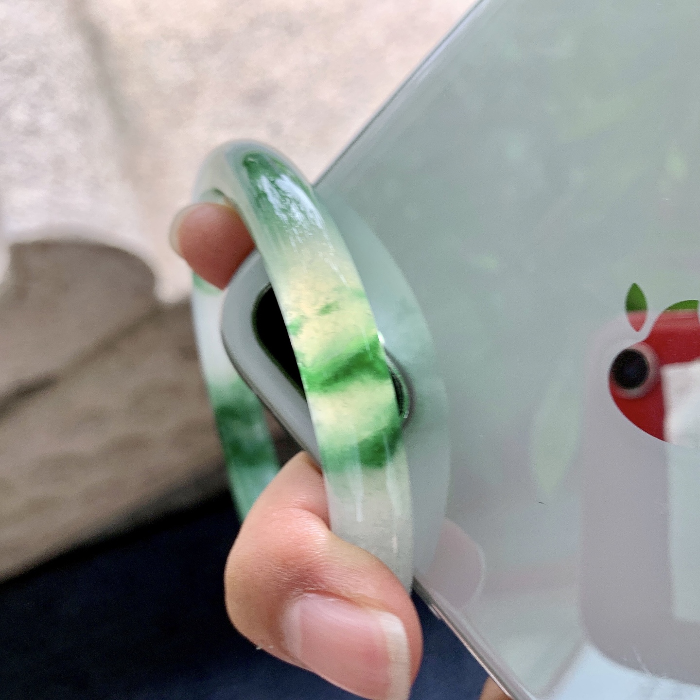 圆条55 56【圈口】56/8.9/9.2【编码】B2083104【描述】糯冰飘绿花，水润，种老，细腻，打灯有纹线