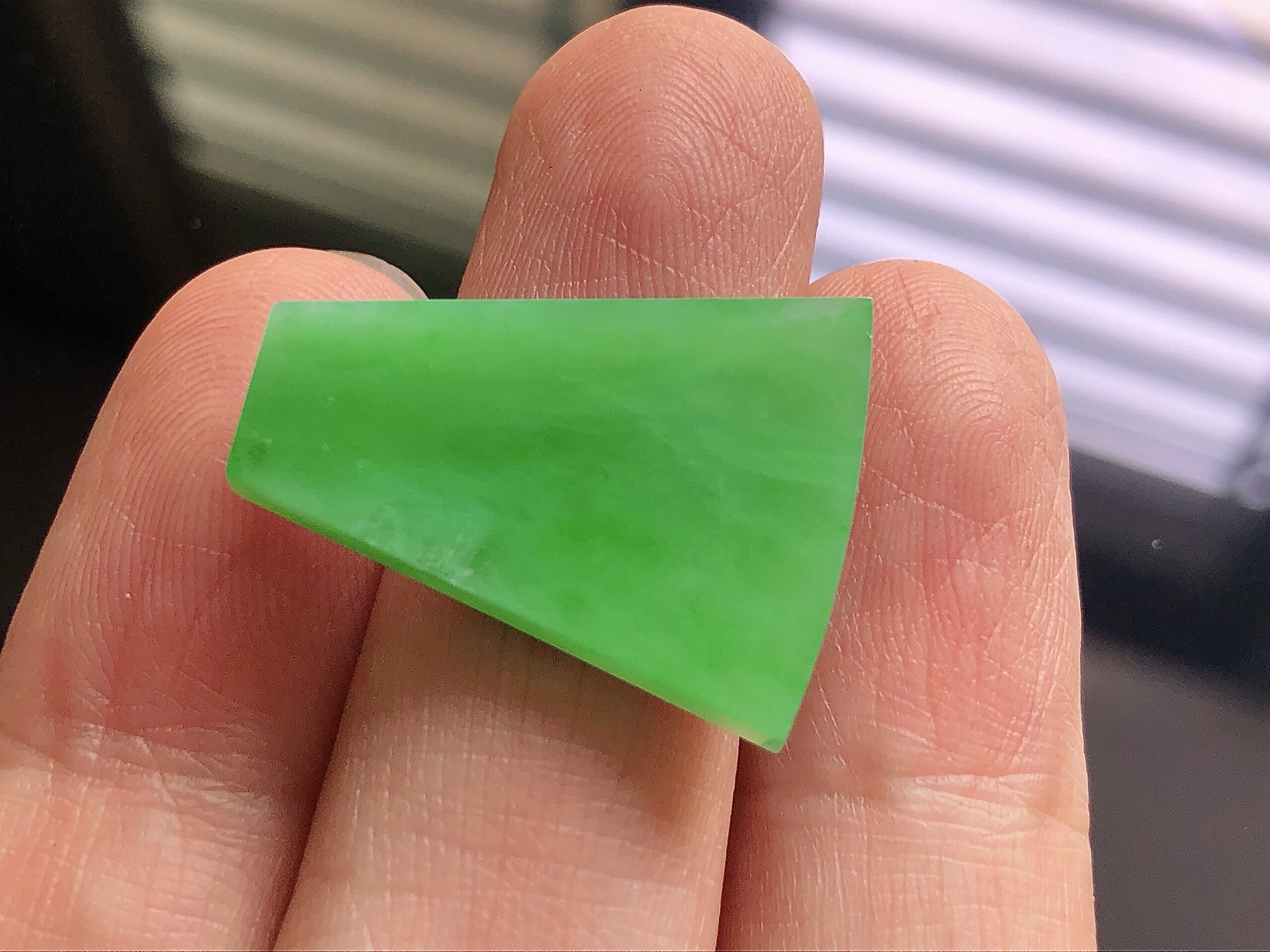 ️ 阳绿平安牌， 色泽艳阳，通透水润，玉质细腻，夺目迷人，镶嵌效果，品相，无裂，尺寸25.3*19