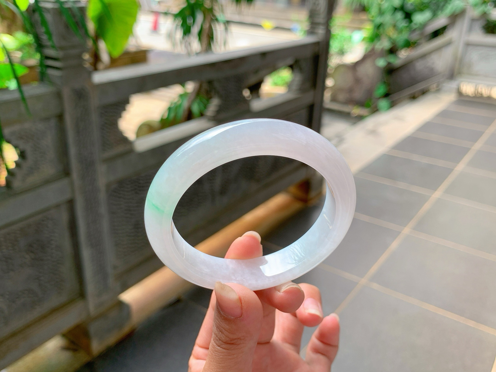 ｜56圈口
白冰，飘金丝绿，一抹绿如丝竹，笔直挺立，独出风采