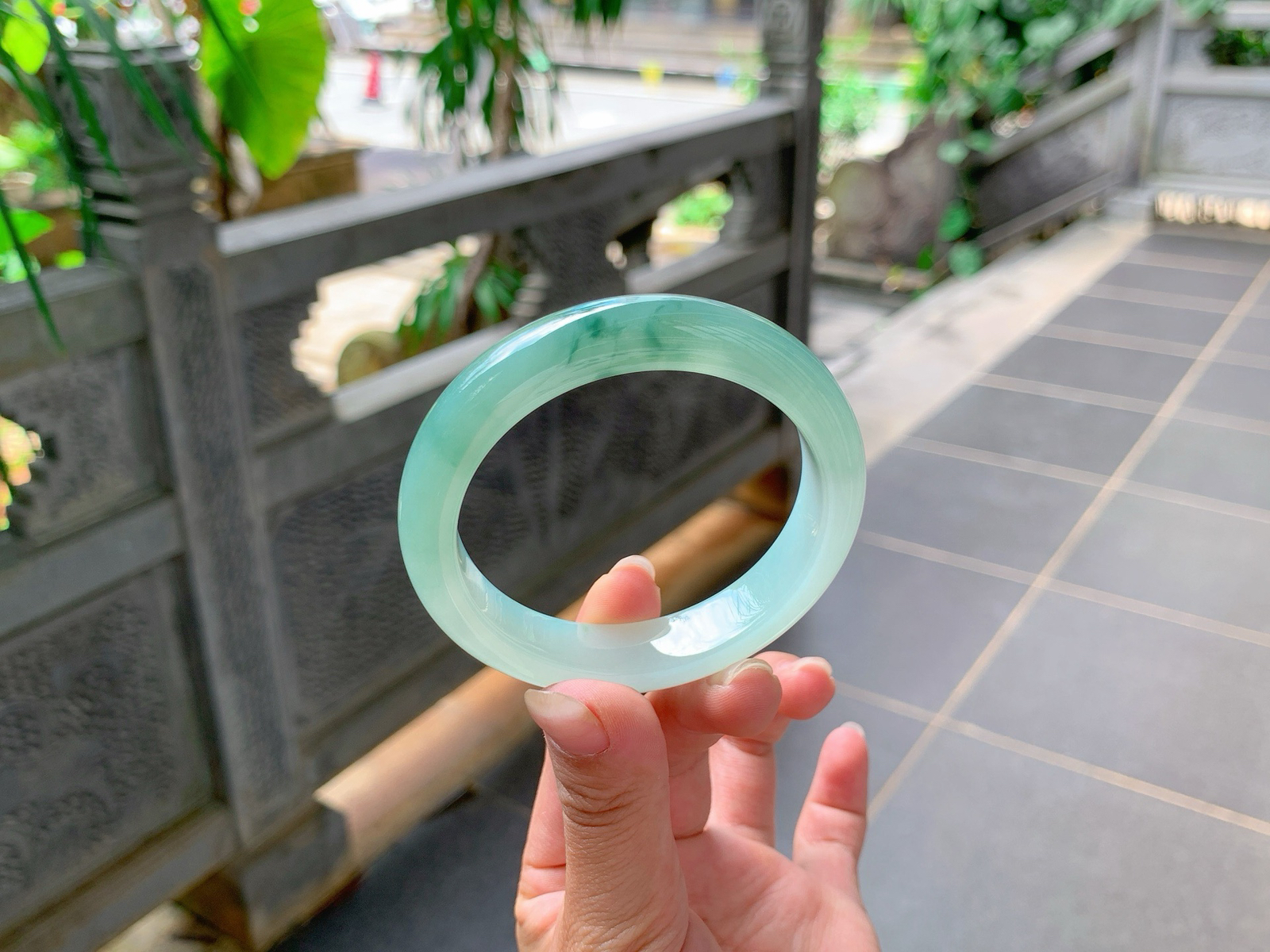 ｜54圈口
半山半水翡翠手镯，飘墨绿花，整体冰胶一体细腻柔和，清雅大方，