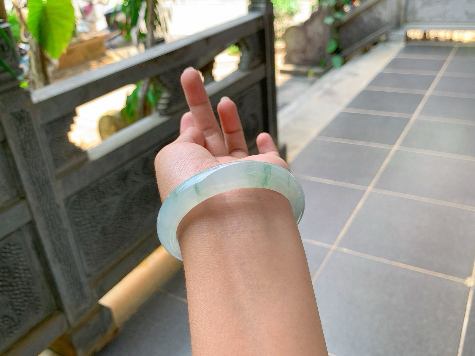 ｜56圈口
冰飘花翡翠手镯，飘绿丝丝花，轻盈飘逸胶润透体，清清甜甜的，
