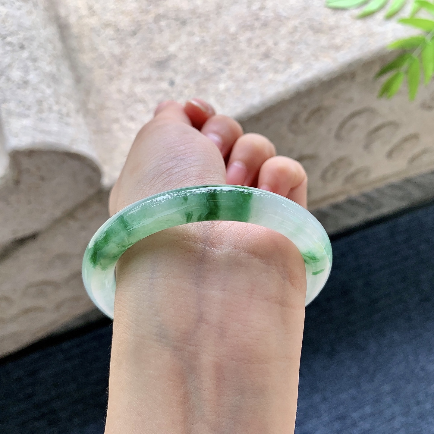 圆条55 56【圈口】56/8.9/9.2【编码】B2083104【描述】糯冰飘绿花，水润，种老，细腻，打灯有纹线