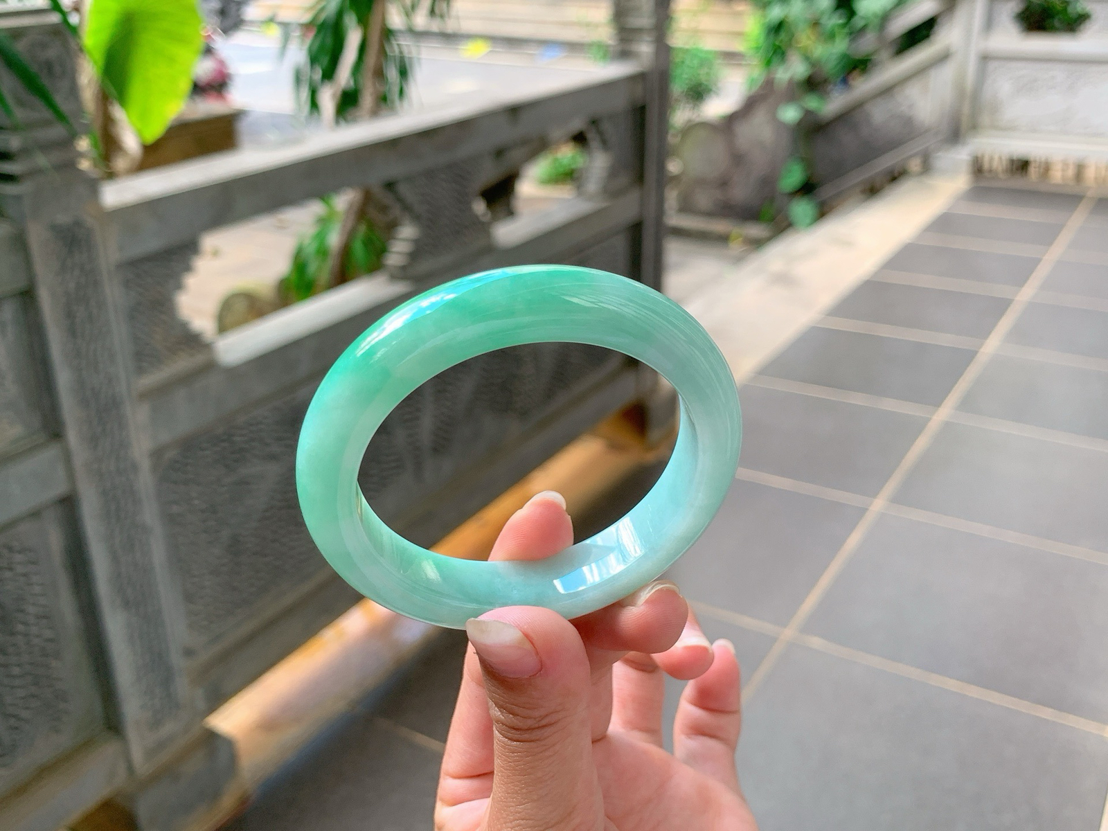 ⭐️｜55圈口
满色手镯，色泽分明，贵气感满满，底妆细腻冰润
