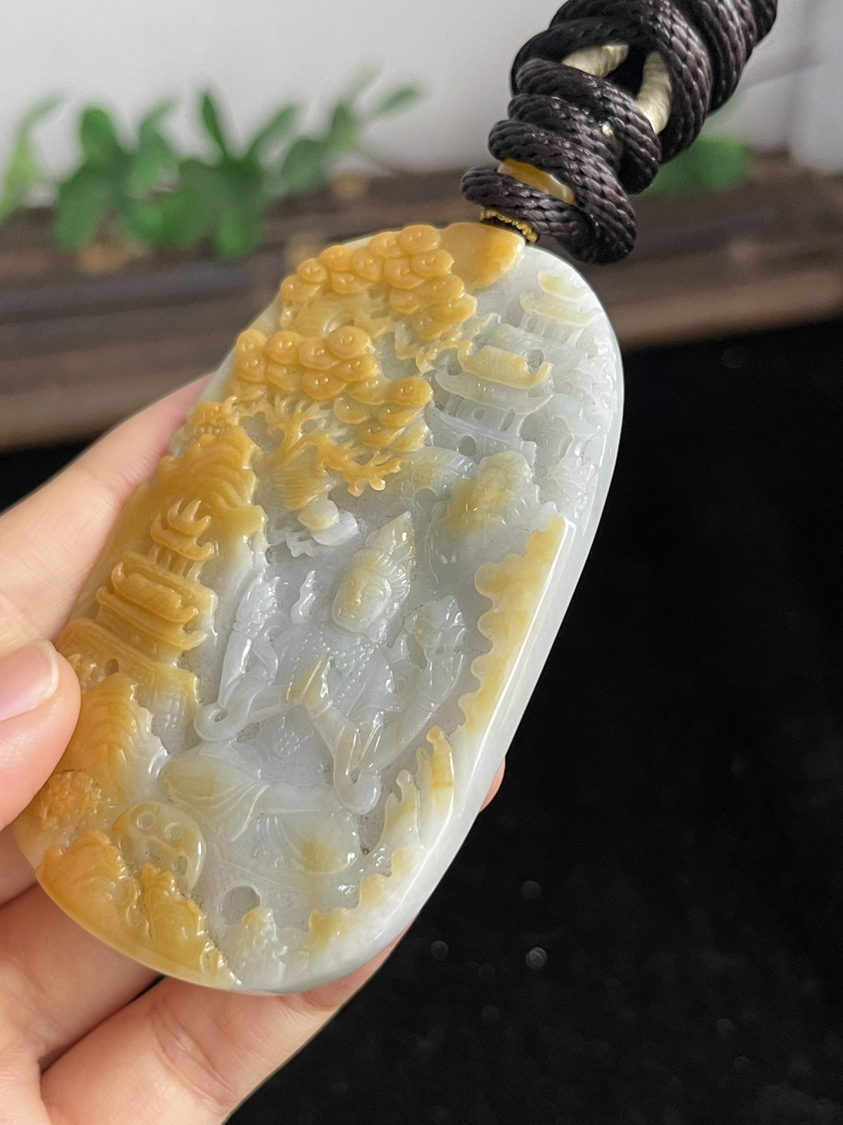 翡翠吊坠，配珠未测,褐黄色颜色成因未定