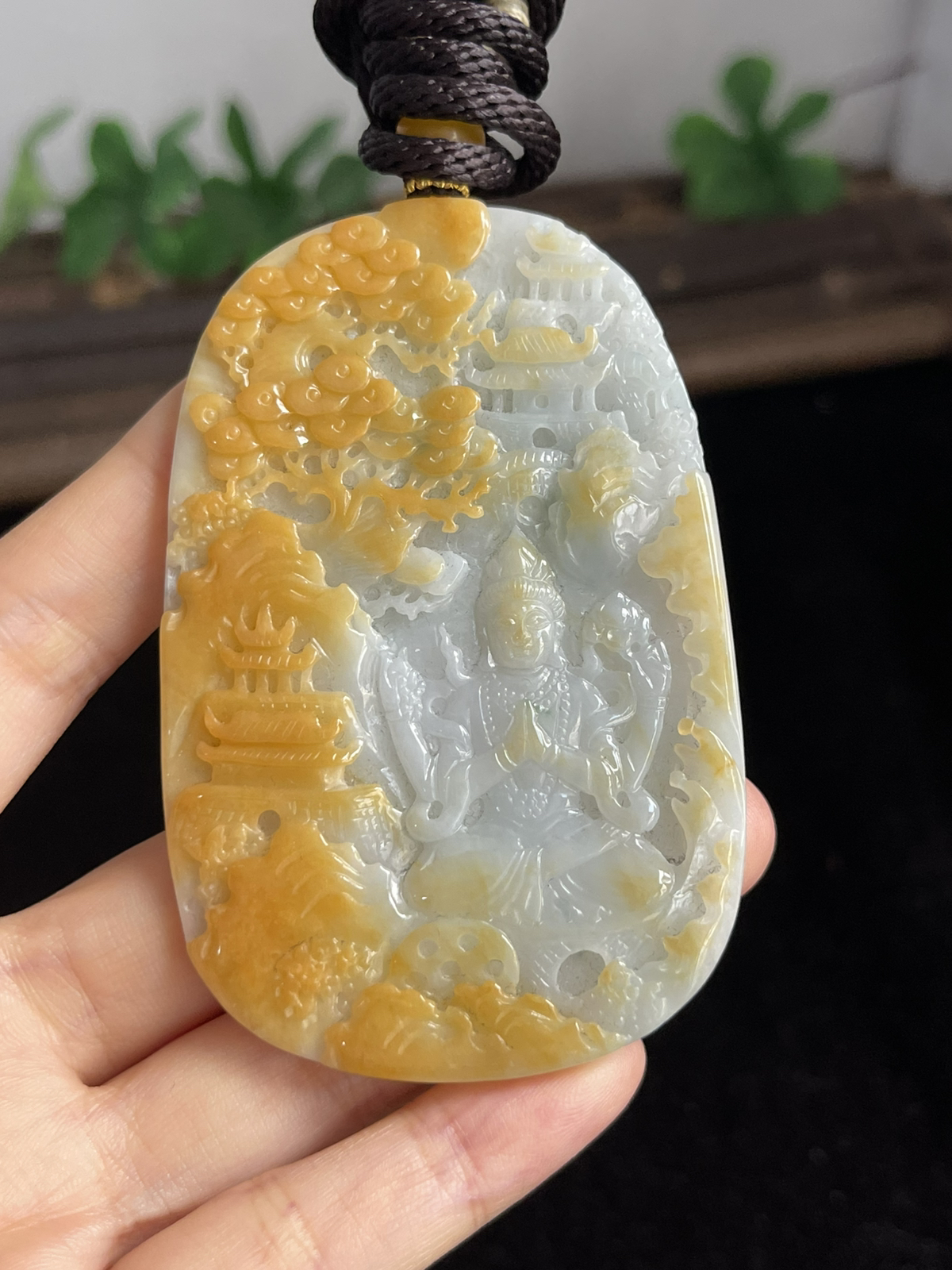 翡翠吊坠，配珠未测,褐黄色颜色成因未定