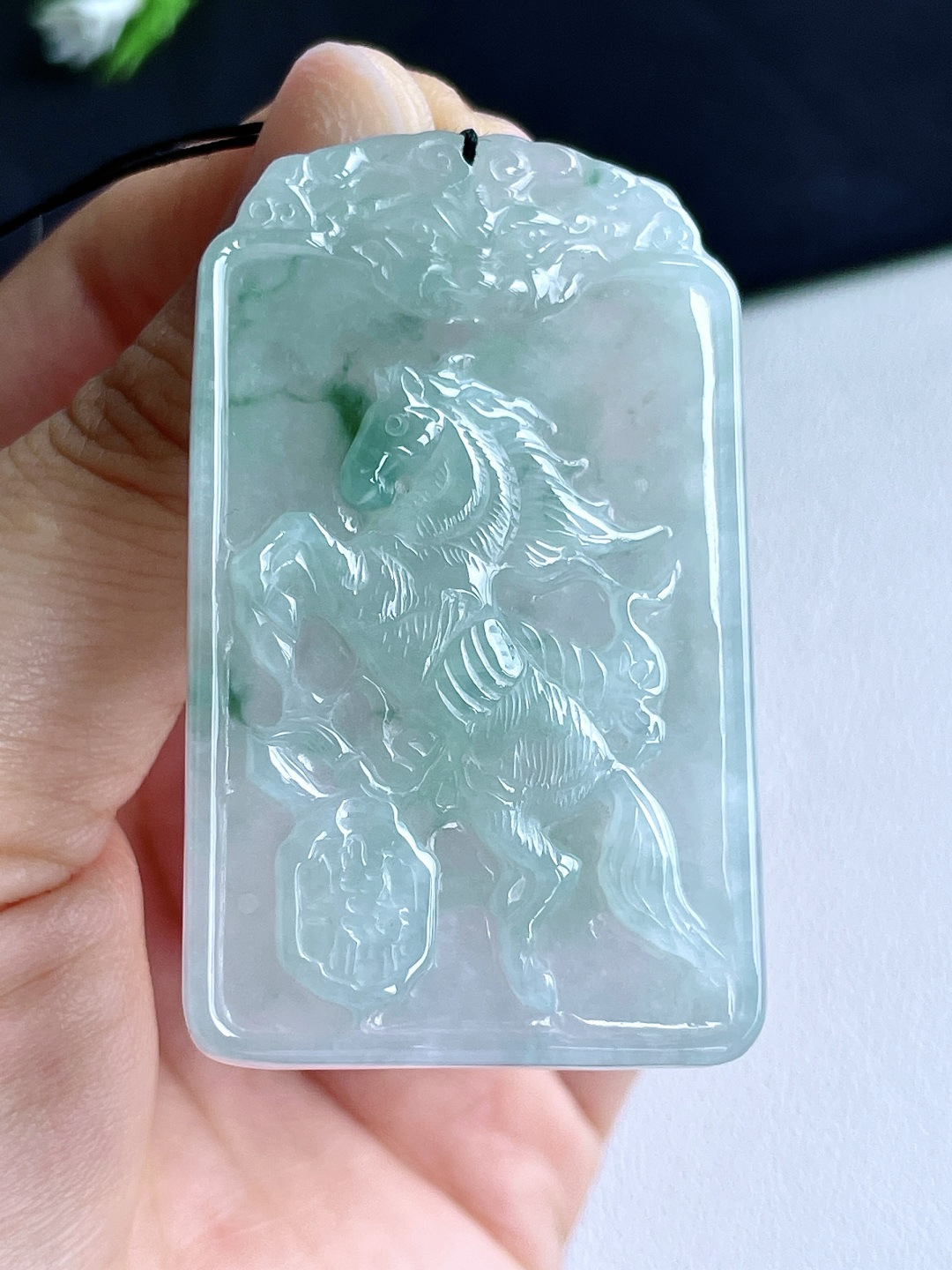 冰飘绿花生肖马牌吊坠 说明 缅料 无裂 性比高 飘花 尺寸 52.5-31.5-6 重量 23克