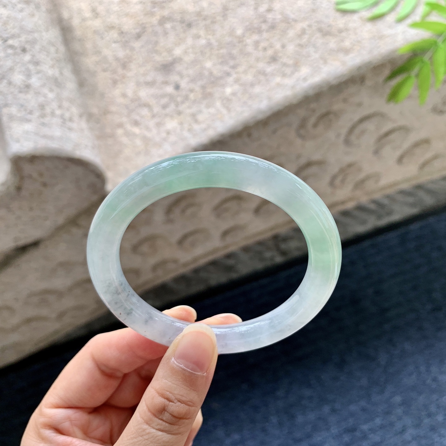 圆条54 55【圈口】54.9/9/9【编码】Q7060646【描述】糯冰乌鸡，飘绿，水润，种老，细腻，无裂