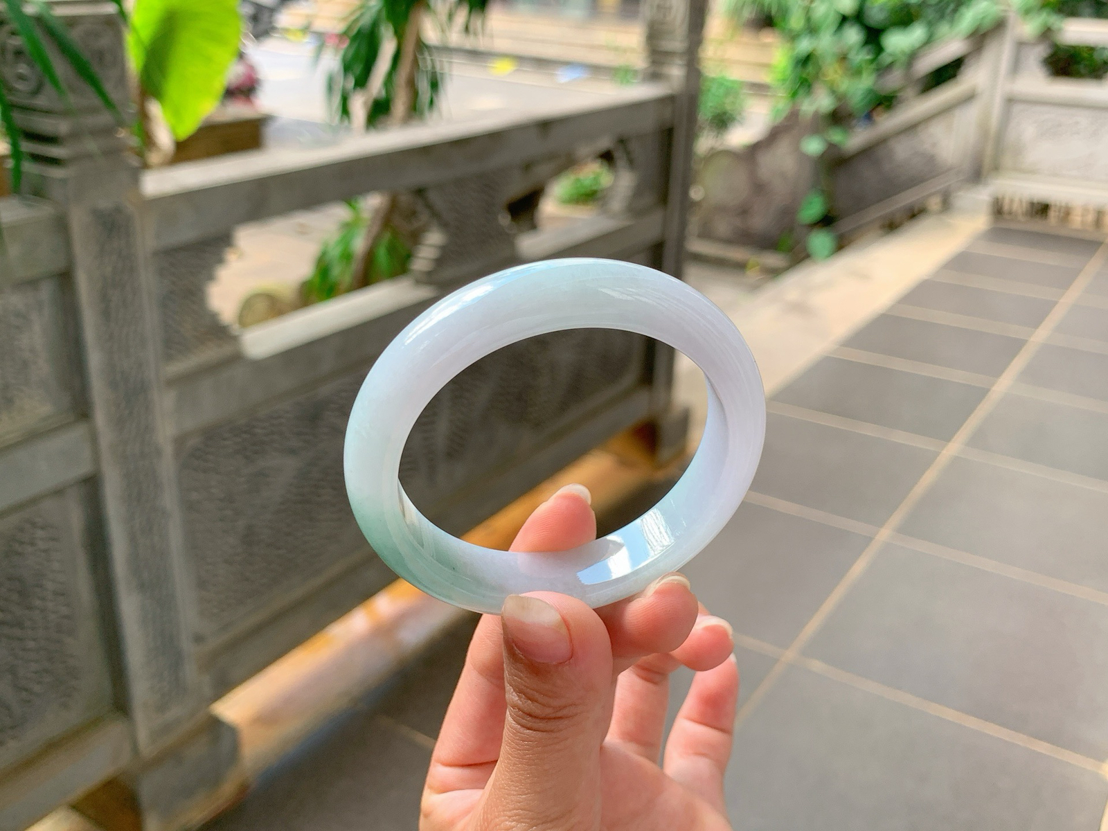 ⭐️｜54圈口
半山半水翡翠手镯，底妆细腻冰润，精润小巧，颜色清雅，带底色，