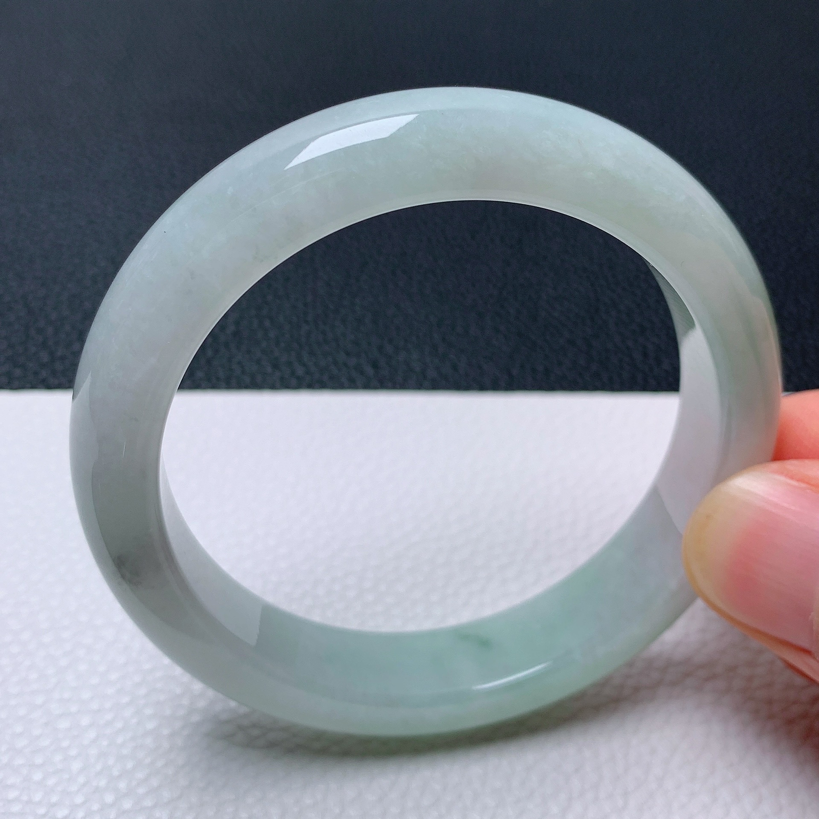 天然翡翠圈口54-55老坑飘绿手镯 玉质细腻 种水好 尺寸：55-12-8.1mm  M11