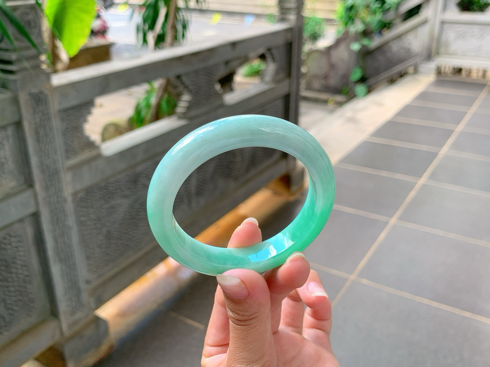 ⭐️｜55圈口
满色手镯，色泽分明，贵气感满满，底妆细腻冰润